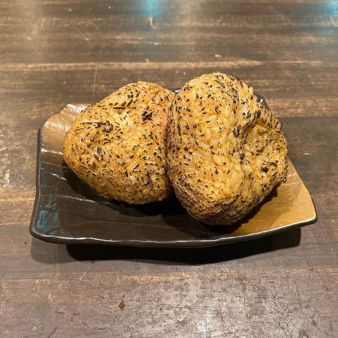 天満バル SANJIのインスタグラム：「#🍙﻿ 先日の #まかない ( ¨̮ )﻿ #焼きおにぎり !!﻿ オーダーが入ってじっと見つめられたので﻿ リクエストに答えて٩(ˊωˋ*)و ೨*˚﻿ ﻿ ≣≣≣≣≣✿≣≣≣≣≣≣≣≣≣≣≣≣≣≣≣≣≣≣≣≣﻿ #た藁や #た藁や天満 #藁焼き﻿ #カツオ #ウツボ #牛タン #🍆﻿ #炉端焼き #ホッケ #イワシ ﻿ #天満 #天満飲み歩き #天満はしご﻿ #はしご酒 #天満はしご酒 ﻿ #ハッピーアワー」