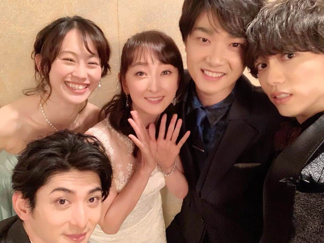 花總まりさんのインスタグラム写真 - (花總まりInstagram)「昨日の写真🤗 #エリザベート #20周年 #四大都市連続公演 #井上芳雄　さん #山崎育三郎　さん #古川雄大　さん #愛希れいか　さん #会見後 #皆んなで記念撮影」11月13日 20時29分 - hanafusamari_official