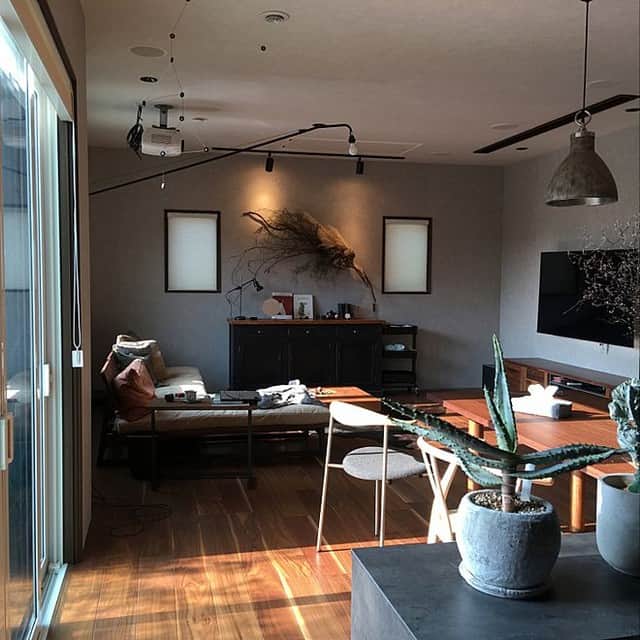 RoomClipJPさんのインスタグラム写真 - (RoomClipJPInstagram)「『ドライフラワーのある部屋』まるでオブジェのようなドライフラワー。多いなものや枝ものはシンボルつりーのように部屋の象徴的なアイテムに。10万枚のドライフラワーの部屋実例を参考にしてみてください⁠ .⁣⠀﻿⁠ Photo:seihome(RoomNo.129628)▶︎この部屋のインテリアはRoomClipのアプリからご覧いただけます。アプリはプロフィール欄から⁣⠀﻿⁠ .⁣⠀﻿⁠ 投稿イベント開催中です【まもなく終了する投稿イベント】『洗濯機まわりの収納〜11/17』『お気に入りのインテリアファブリック〜11/17』⁠ .⁣⠀﻿⁠ #RoomClip#ルームクリップ#interior#instahome#インテリア#暮らし#日常#マイホーム#日々の暮らし#丁寧な暮らし#新築#家#シンプルライフ#リビング#マイホーム記録#シンプルな暮らし#家づくり#収納#新築一戸建て#マイホーム計画#すっきり暮らす#整理収納#マンションインテリア#マンション暮らし#賃貸diy#ドライフラワー#yチェア#カールハンセンサン#ヴィンテージ#プロジェクター」11月13日 20時30分 - roomclipjp
