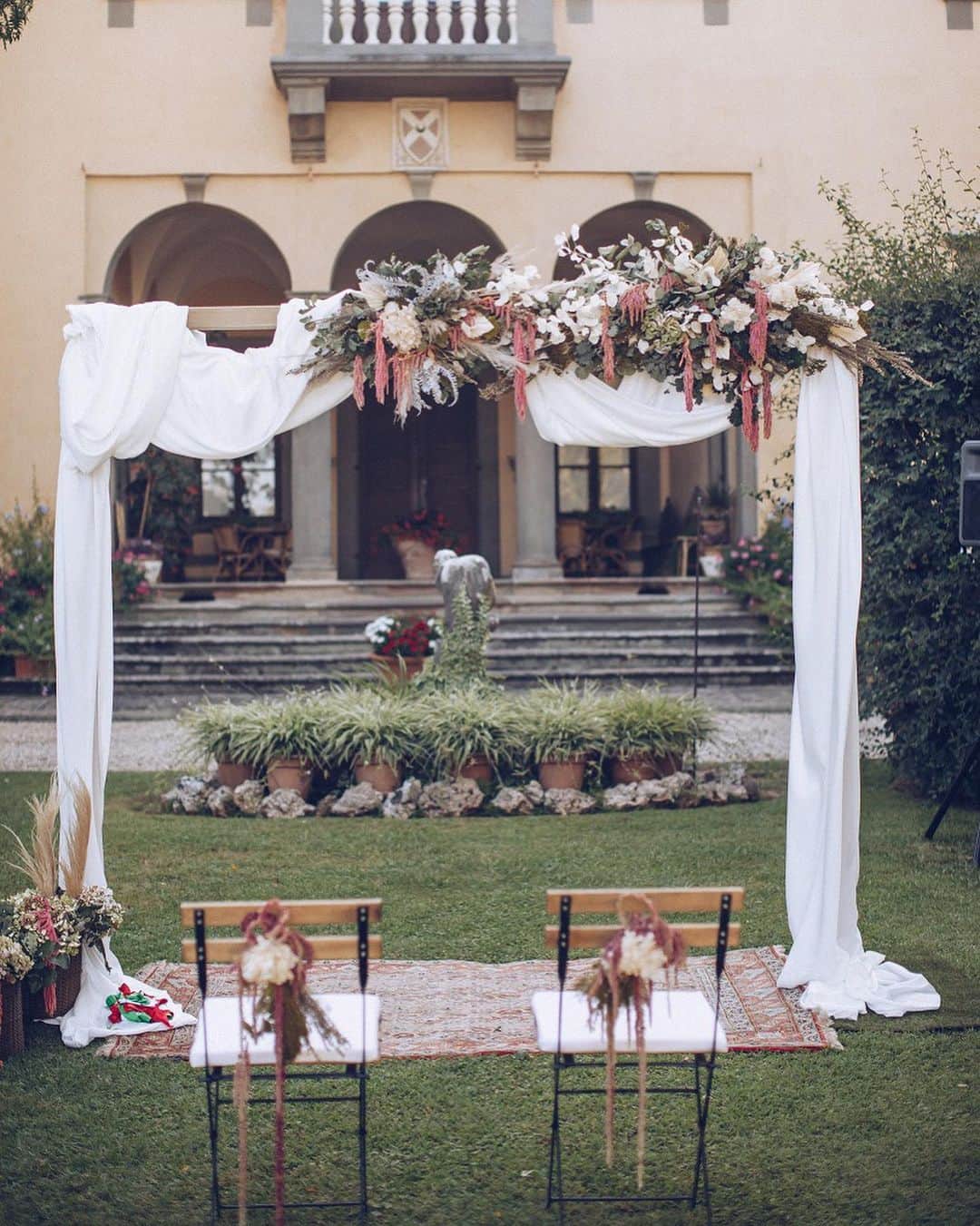 ARCH DAYS Weddingsさんのインスタグラム写真 - (ARCH DAYS WeddingsInstagram)「▽▼LUCCA GARDEN WEDDING▽▼﻿ ﻿ イタリア・トスカーナ州のルッカで行われたウェディング。﻿ ﻿ 新郎の母国であるイタリアの結婚式は、夕方にスタートし、朝まで夜通しお祝いするのが伝統的なスタイル。セレモニー、立食、ディナーのあとには、楽しいダンスパーティーを。﻿ ﻿ 会場となったヴィラは、ルネッサンス期に建てられた歴史ある邸宅。その雰囲気を活かしてシンプルに飾り付けられた、スモーキーカラーのガーデン装花もとびきりおしゃれ。﻿ ﻿ ﻿ Bride : @a_a.t3﻿ Planner : @excibus_banqueting﻿ ﻿ ﻿ ▽このALBUMを見るにはストーリーズを☑️﻿ LUCCA GARDEN WEDDING﻿ ﻿ ﻿ ▽ARCH DAYSトップページはこちらから☑﻿ @archdays_weddings﻿ プロフィールのリンクから👰🏻﻿ ﻿ ﻿ ▽バースデー・ベビーシャワーなどの情報を見るなら💁🎉﻿ @archdays﻿ ﻿ ﻿ ----------------------﻿ #archdays #archdays_wedding #アーチデイズ #アーチデイズウェディング #archdays花嫁 #イタリア #イタリア挙式 #イタリアウェディング #イタリアウェディングフォト #イタリア結婚式 #イタリアトスカーナ #トスカーナ #トスカーナ州 #海外ウェディング #海外ウエディング #海外ウェディングフォト #海外挙式 #海外結婚式 #海外ブライダル #邸宅ウェディング #邸宅ウエディング #邸宅挙式 #ガーデンウェディング #ガーデンウエディング #ガーデン挙式 #プレ花嫁 #2020春婚 #2020夏婚 #2020秋婚 #2020冬婚﻿ ----------------------﻿ https://archdays.com/album/2019/11/13/49362﻿ ----------------------」11月13日 20時31分 - archdays_weddings