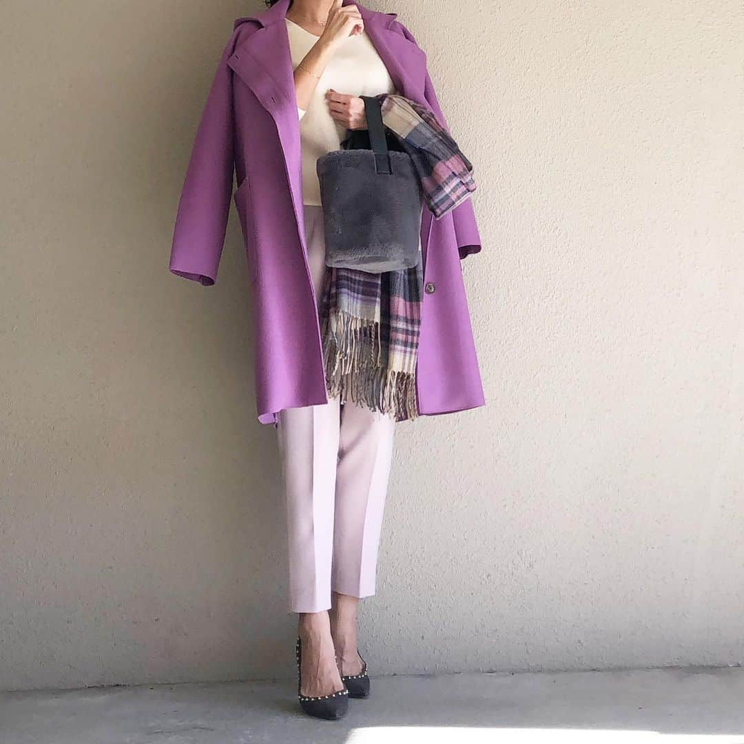 saaaay_kさんのインスタグラム写真 - (saaaay_kInstagram)「2019.11.13 coordinate…♡ 最近どうやらパープルな気分らしい🍇 ・ ・ いつかのコーデと似てるけど… 今日のイチオシはトップスなんです✨ 後ろはVネックで前後どちらでも着られる2way！ ・ ・ 可愛さポイントの袖がうまく撮れてない…💦 最後の置き画で見てくださいね👉 @feerichelu #feerichelu#feerichelu_style ▽▽▽ 【キャンペーン情報】 ①『新規会員登録で1,000ptプレゼント』 11/29(金) 11:59までの期間限定🎁 ②『PRICE DOWN SALE開催中』 届いてすぐに着られるアイテム多数✨ 期間は11/15(金) 11:59まで！ ・ ・ そのほかのアイテムもぼぼ全身　 @joint_space さんのものでした🤭 tops.stole.outer/ @feerichelu  pants/ @lialapg  bag/ VANGI @plst_official  pumps/ @pellico_japan」11月13日 20時33分 - saaaay_k