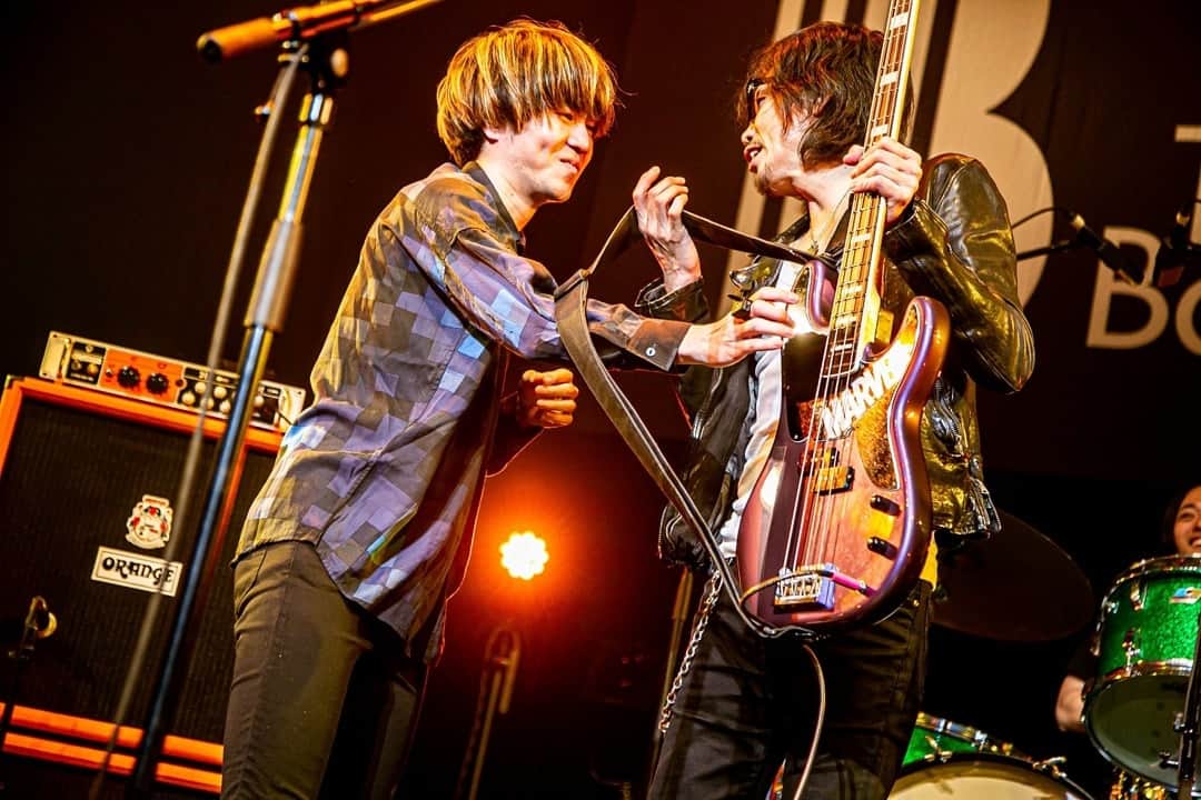 のインスタグラム：「📷@sykdisco  偉大なるピック弾きのレジェンドが、大好きなウエノコウジさんが僕のベースでソロ弾いてくれたんですよ！！！ こんな夢みたいなことある！？！？ サプライズ仕掛けたつもりが逆にサプライズしてもらった感覚…感無量です。  #thebassdaylive #ベースの日 #bassist #freedomcgr #めちゃめちゃ優しいウエノさん #佇まいがカッコよすぎる #そんなベーシストになりたいなぁ」