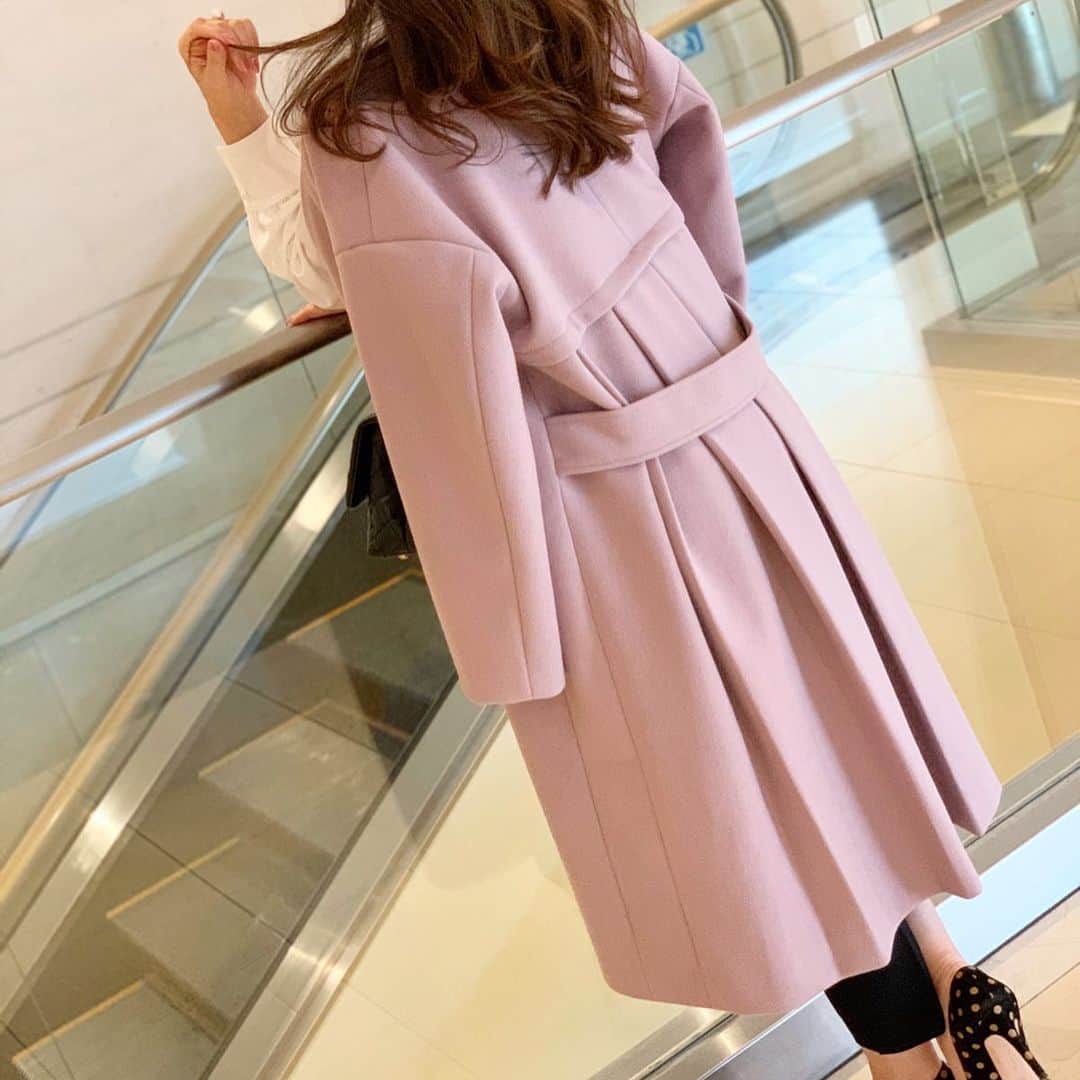 吉田美紀さんのインスタグラム写真 - (吉田美紀Instagram)「・ ・ 少しずつ寒くなってきて いよいよコートの出番･:*+.:+ ・ バックプリーツのコート！ ¥10800とプライスも可愛い一枚。 ・ 他にもモカ・ブラックがあります♡ ・ ・ blouse→#allureville  pants→#lialapg  coat→#lialapg  pumps→#gianvitorossi ・ ・ #coat #coordinate #outfit #ootd #look #style #fashion #wardrobe #instagood #instafashion #コーティネート #ファッション #ママコーデ #ママファッション #ママコーディネート #コート」11月13日 20時38分 - miki__yoshida