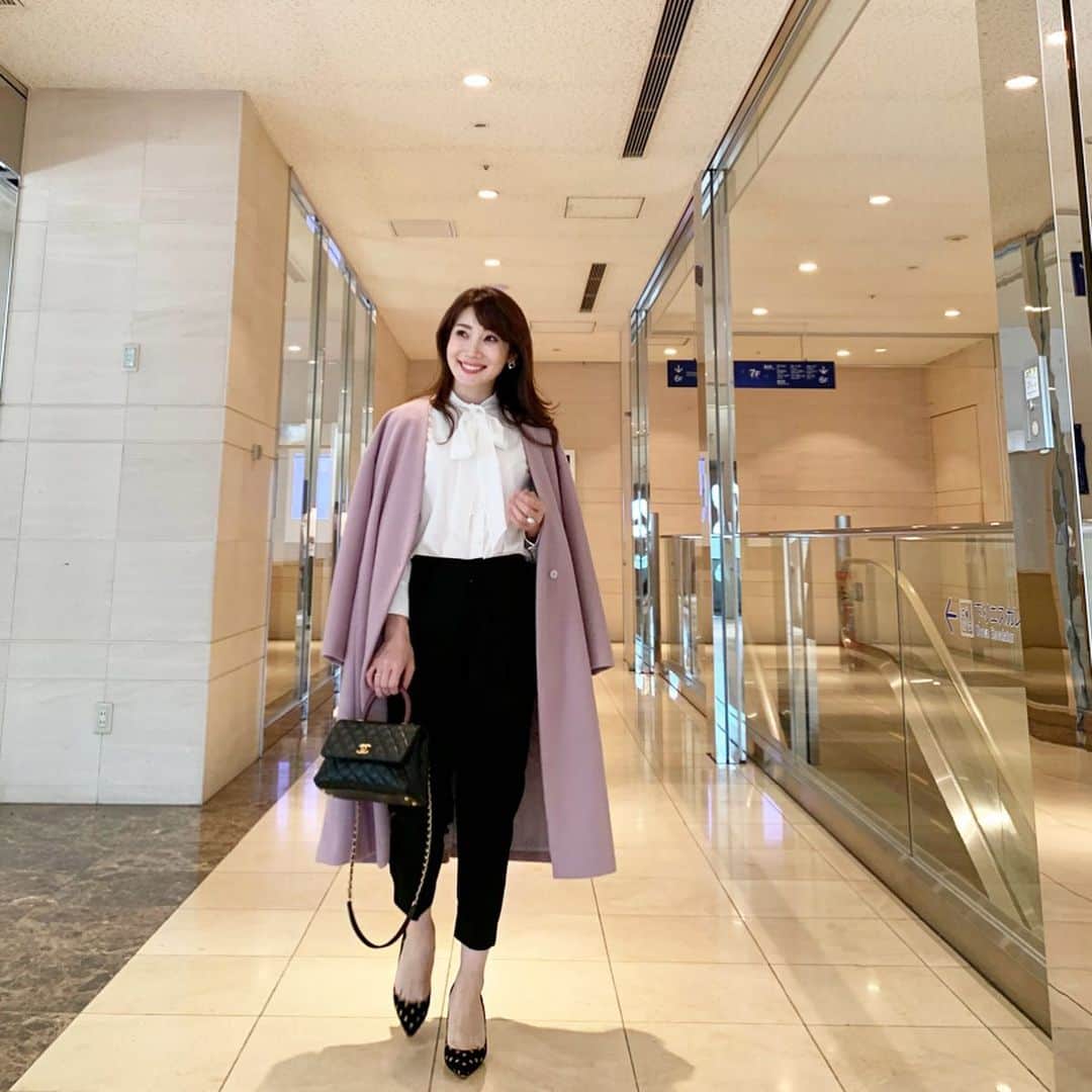 のインスタグラム：「・ ・ 少しずつ寒くなってきて いよいよコートの出番･:*+.:+ ・ バックプリーツのコート！ ¥10800とプライスも可愛い一枚。 ・ 他にもモカ・ブラックがあります♡ ・ ・ blouse→#allureville  pants→#lialapg  coat→#lialapg  pumps→#gianvitorossi ・ ・ #coat #coordinate #outfit #ootd #look #style #fashion #wardrobe #instagood #instafashion #コーティネート #ファッション #ママコーデ #ママファッション #ママコーディネート #コート」