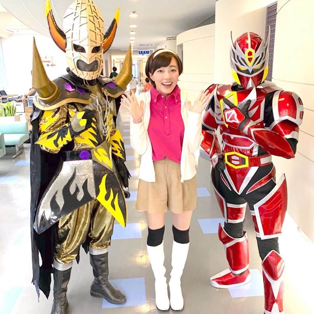のインスタグラム：「✳︎ドラマ出演情報✳︎ ●11月17日(日) 夜 10時30分〜 日本テレビ「ニッポンノワール」にちょっと出演いたします。とてもシリアスなシーンでヒーローショーのお姉さん役をしています。 ●同じ日 17日 (日) あさ9時〜 テレビ朝日「仮面ライダーゼロワン」に一瞬ですが出演します。こちらはアナウンサー役です。  奇しくも同じ日に ２つとも、ヒーローもの。 ぜひ、ご覧下さい😊  11月17日 日曜日  #ニッポンノワール  #日本テレビ #６話 #ガルムフェニックス #お姉さん #白カチューシャが #子供の運動会に参加する #PTAの親のハチマキにしかみえない説 #仮面ライダーゼロワン #テレビ朝日  #アナウンサー #安生明子」