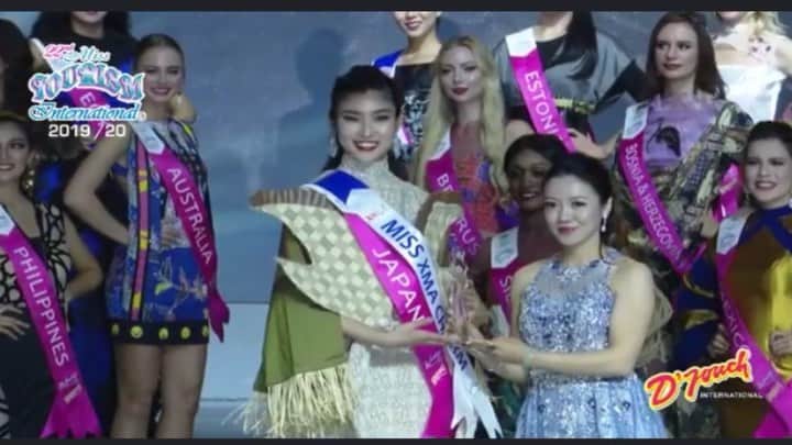 i_am_happpyのインスタグラム：「. . . 👑Miss Tourism International Final👑 . コンテストまで約3週間、毎日が濃くてあっという間に過ぎました！大会ではスポンサーによるMISS CHARM賞をいただきました😭✨本番が1番楽しかったしステージでJAPANの名前が呼ばれて嬉しかった🇯🇵❤️‍🔥  途中リタイアする子や、体調崩したり涙を流してしまう子。それぞれが自分と戦いながらも楽しんだビューティキャンプだったと思う。言葉は通じなくても世界共通なものはたくさんあるなーって実感💗きついことは共に乗り越えて、楽しいことはみんなでシェアしたgirlsは大好きなフレンド🥳💕 . コンテスト前は自己管理や準備で時間があっという間に過ぎました！不安になったりワクワク、ドキドキが交互にきてたけど、ミスの先輩方からのアドバイスでしっかり準備できていれば大丈夫！と背中を押されました🥺✨  出場するまで本当に沢山の人にお世話になりました✨みんなからの応援もメッセージひとりひとり大切に受け取っています😭💗大会中も応援の言葉くれて本当励まされました！  今回の経験をステップにしてもっと自分を高めるためにこれからも前に進むぞ😁 自分では想像もつかない世界が待ってるから行動して扉を開けることはとても大切だなぁって思う！それは本当経験したから言える！行動したもん勝ち！楽しんだもん勝ち😁🌈 . #松村佳奈」