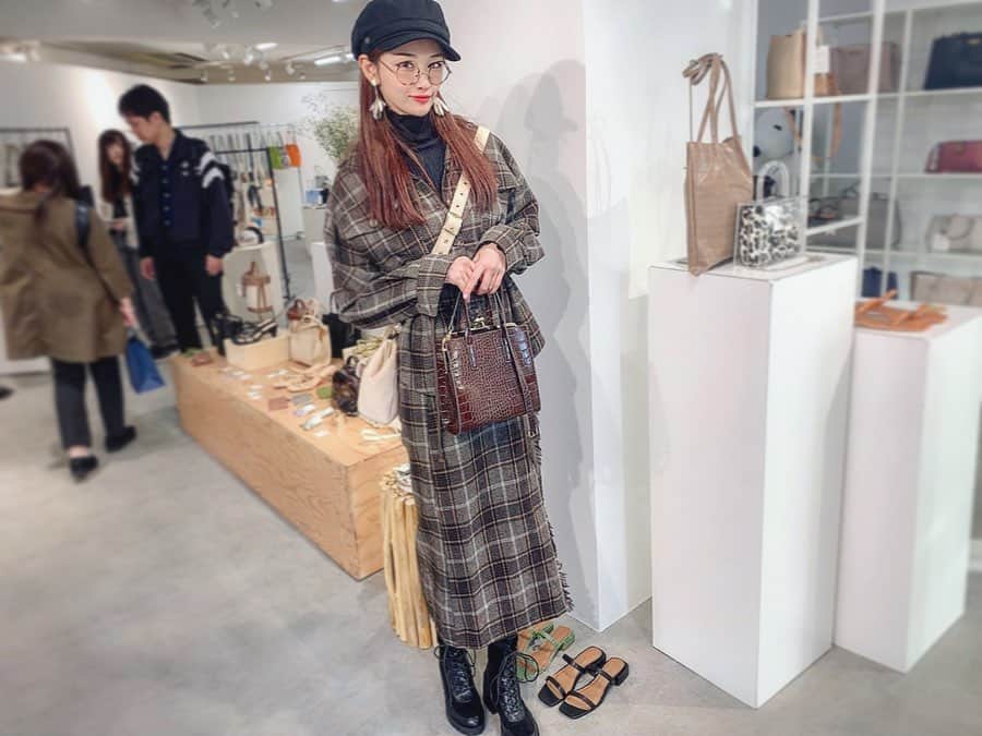 のインスタグラム：「💖 . @smirnasli_official 2020SS展示会 👜💕 . オーダーした新作bag届くの楽しみ〜🎶 早く使いたい😍❣️ . . いつもありがとうございます😊❤️ . . #展示会#smirnasli#サミールナスリ#gem#exhibition#fashion#ファッション#2020春夏#springsummer#春夏ファッション#春夏コーデ#bag#バッグ#newcollection#新作バッグ#かわいい#cute#女子力高め#新作#japanesefashion#패션#ootd#japanesemodel#model#インスタ映え#happy」