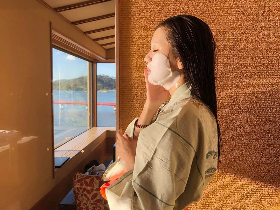 黒田麻理耶さんのインスタグラム写真 - (黒田麻理耶Instagram)「. 旅行中も持参する美容アイテム💗 . 韓国の免税店やドラックストアで 化粧品販売量1位になるほど人気の 「DEWYCEL(デュイセル) @dewycel_japan 」✨ . デュイセル商品の中でも人気トップ3である 💛DCPリッチシート＆DCPスキンマスク 🧡シカクリーム ❤️トーンオンクリーム を使っています😌✨ . スキンマスクは上層と下層にシートが分かれているから お顔全体にまんべんなく付着してくれる☺️ とにかく保湿力がすごくてお肌がもちもちに❣️ そしてホワイトニング効果もあり🙆‍♀️ . シカクリームはお肌再生クリームで、 気になる部分に塗布すると 高栄養ビタミンC誘導体を含んだ保湿カプセルが お肌に直接栄養を与えてくれる🙆‍♀️ . トーンオンクリームはその名の通り、 お肌のトーンが本当に上がる🥺❣️ さらにお肌の凸凹をスベスベに整えてくれるし、 テカらずしっとり、お肌を綺麗に見せてくれるよ🙆‍♀️ . 一度使ったらなかなか手放すことができない 本当にオススメのアイテム🥰 韓国まで行かなくてもアマゾンで購入できるよ〜✨ . #dewycel  #デュイセル  #dewyholic #preciousvaluabledewycel  #ニキビ #シカクリーム  #再生クリーム  #トーンアップクリーム #美容習慣  #美容  #スキンケア  #韓国美容 #シートマスク  #beauty  #skincare」11月13日 20時48分 - mariya_kuroda