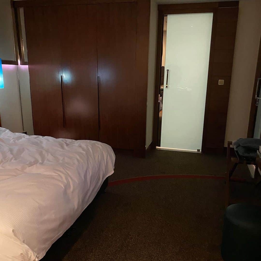 水木一郎さんのインスタグラム写真 - (水木一郎Instagram)「ホテルの部屋もリッチ。 人も親切。夕方からフルオーケストラとのリハーサルを行います。 #saudianimeexpo #部屋もリッチ #水木一郎」11月13日 20時48分 - ichiromizuki