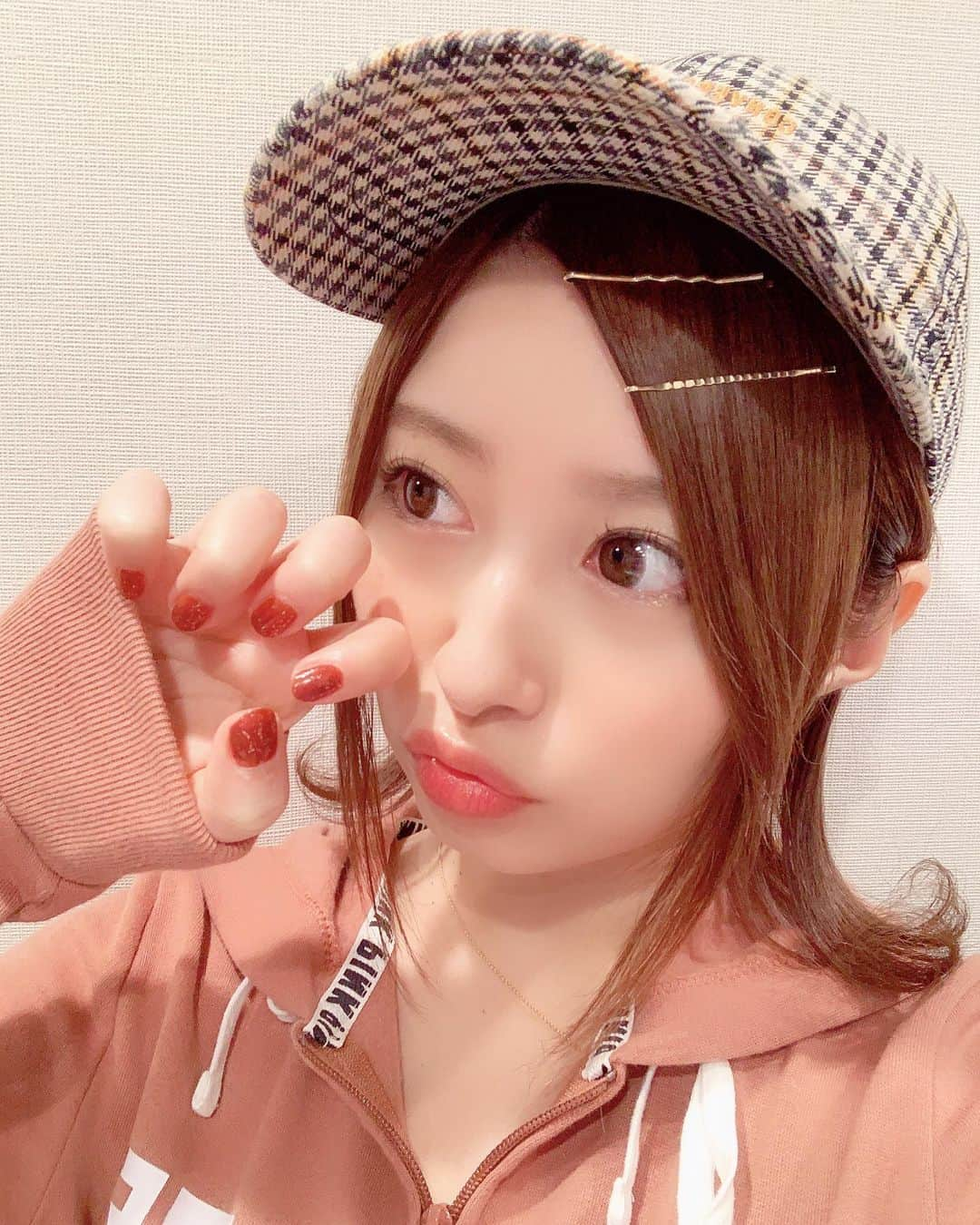 成瀬心美さんのインスタグラム写真 - (成瀬心美Instagram)「🍒 . . 昨日は カレンダーについて 沢山の反響がありまして！ . . どうも ありがとうございました✨ . . 本日18時から 限定版カレンダーが発売に なりましたが チェックしていただけましたか？ . ストーリーから 販売サイトに飛べるように しております😘 . . さて。 . . 秋になると とことんブラウン！ブラウン！ って感じになってしまいます。 . . パーカーに帽子 アイシャドウにリップ 気づけばネイルまで。 . . びっくりしてしまいました。笑 . . 秋はなんだか ブラウンやベージュが 可愛く見えてしまうのです。 . . #brown #love #autumn」11月13日 20時49分 - coco3ndazo