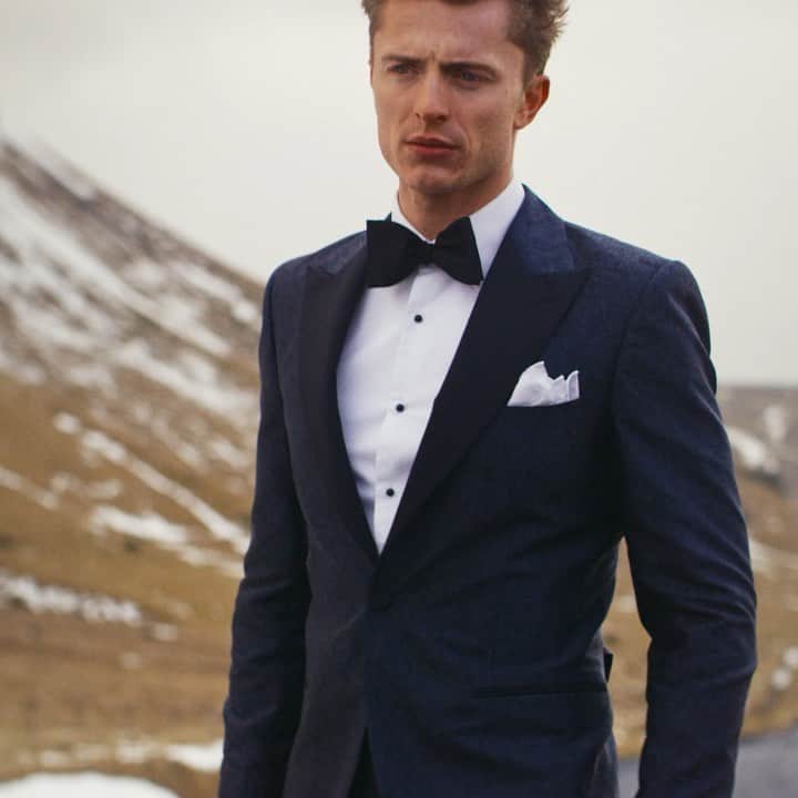 ギーブス&ホークスのインスタグラム：「If you are looking to make a statement at your Christmas party, wear this striking jacket as an alternative to a classic dinner jacket. Pair with a pleated white dress shirt, silk bow tie and classic evening trousers」