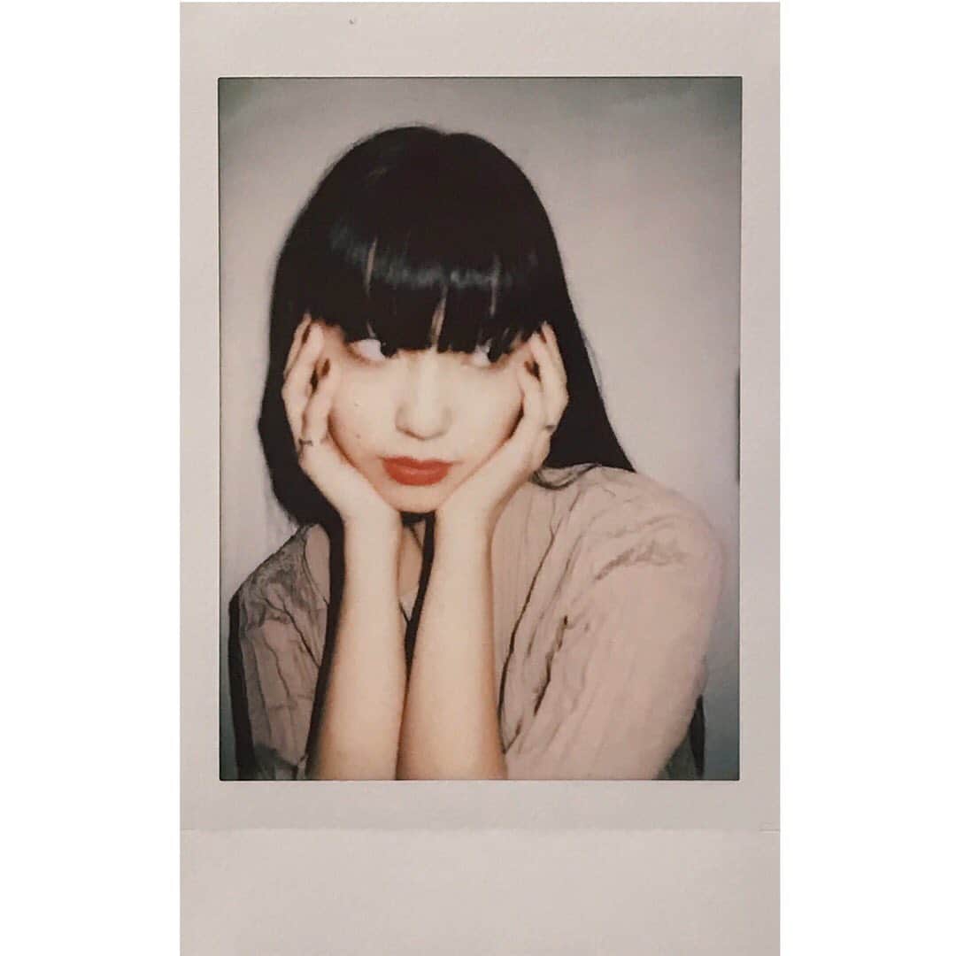 北澤舞悠（まゆちる）のインスタグラム：「人気色の3色と限定色の2色のホリデーシーズン限定セット💋 私はRed Forceを使用しました☺︎ マットな質感だけど潤いも有るし 色味も明るすぎず暗すぎず上品でお気に入りです❤️ 小さいバックをいつも持ってる私には嬉しいサイズ感なのもオススメです🥰  @shiseido  #shiseidoginzatokyo #ホリデーカラーズミニリップブーケ #pr」