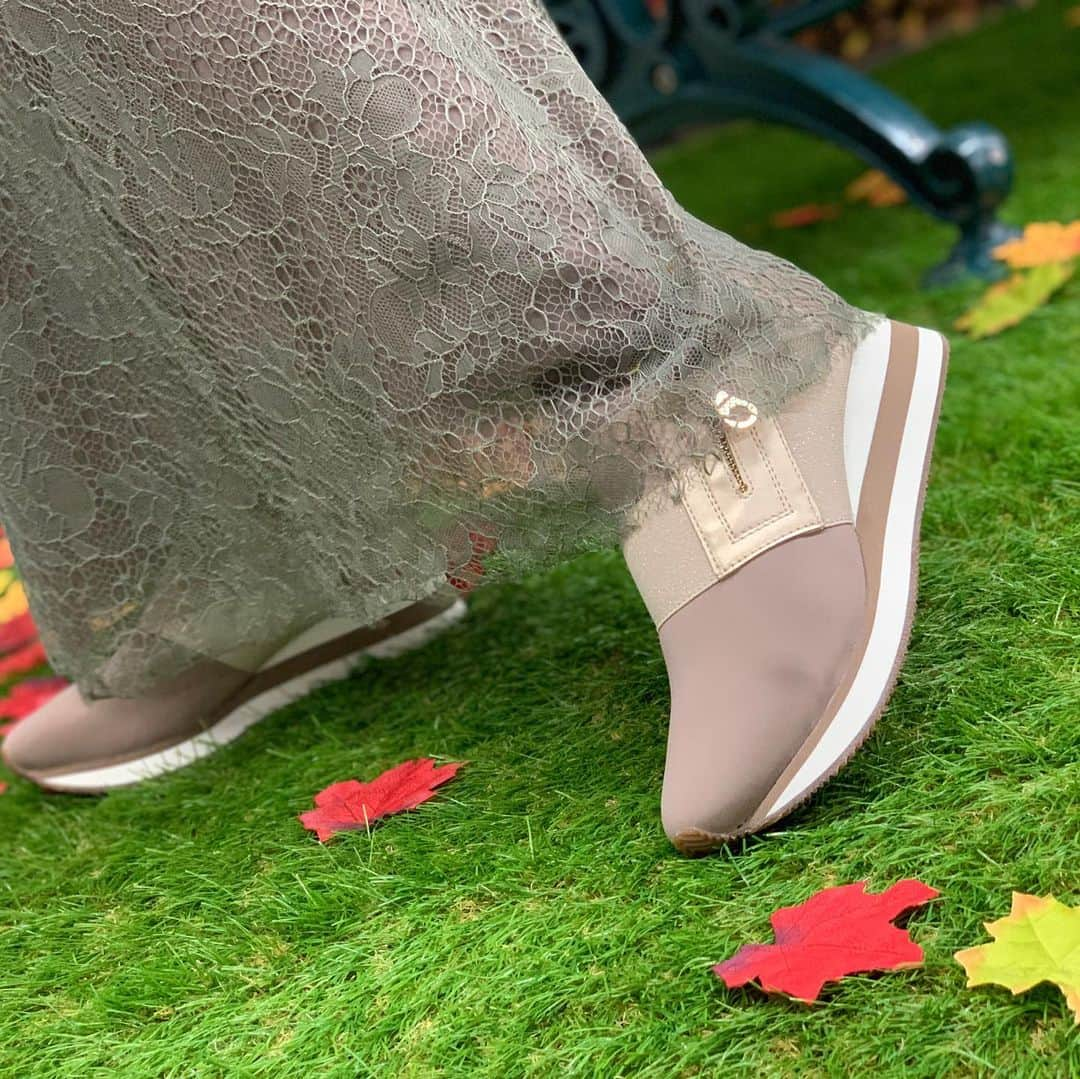 梅野舞さんのインスタグラム写真 - (梅野舞Instagram)「brilliant by Hawkins sport のイベントへ  Brilliant garden Autumn collection  早速スニーカーを履いたコーディネート💕  スニーカーだけど 前から見ても後ろから見ても スッキリしたデザインが特徴的！ 柔らかいポンチ素材でストレッチが効いていて 履き心地軽やか★  インソールがかかとをホールドしてくれて 安定感もあり 先端の滑り止めが 歩きやすい！  長時間歩いても快適なシューズ😍❤️ ワンピースや スカート エレガントの装いにも 合わせやすいシューズ。  トークショーでは  宮崎京さん(ミスユニバースジャパン2003)による ファッションやスニーカー選びのお話♬  会場では、お土産でセブンリーフジュースのスムージも♬  GReen smoothie CAFE ７Leaf Juice (セブンリーフジュース) プロデューサー 田中セシルさんによるご案内。  目の前でスムージーを作ってくださり、 とてもフレッシュでカラダに良く飲みやすい！  Brilliant by Hawkins sport 品番：HW40144 カラー：ブラック、トープ（ベージュ）、グレー 金額：¥6,900+消費税  どのカラーも素敵でした★ わたしはトープがお気に入り✨✨ #ブリリアント #hawkinssport #noheelsnolife　 @hawkins_sport #abcmart #あがるワタシ#fashion#coordinate#ootd #ホーキンス #instagram#instafashion #instagramjapan」11月13日 21時00分 - mai.umeno