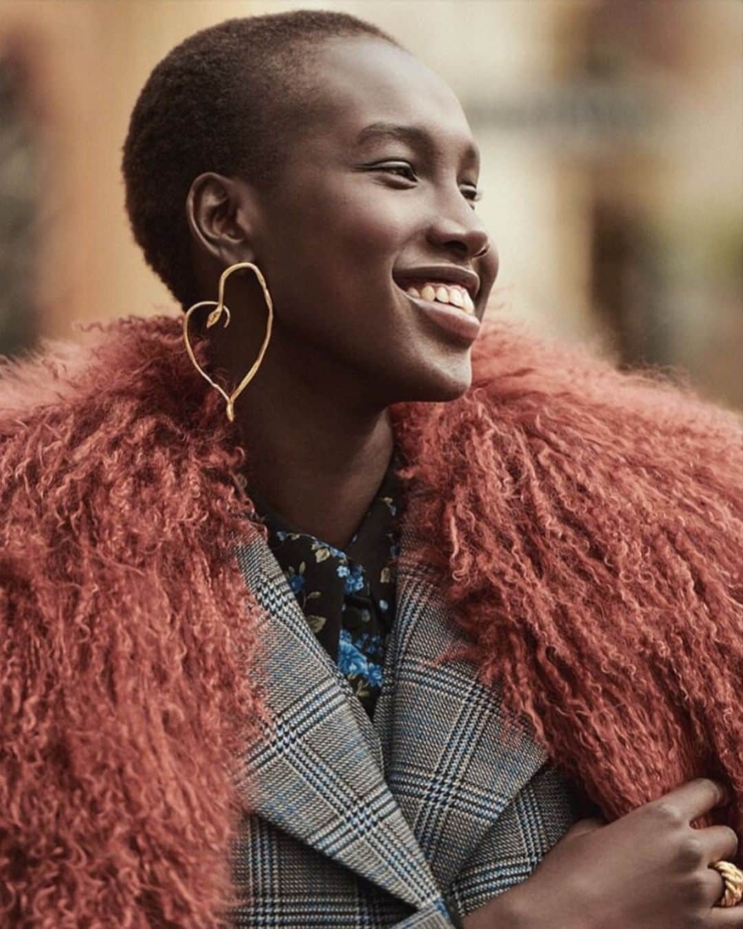グーセンス パリのインスタグラム：「Thank you @cecile_martin for styling @ngatbel with our Goossens X @harumiklossowskaderola  snakes earrings for @madamefigarofr ! Shot by the talented @laurenthumbert05 . . #Goossens #HarumiKlossowskadeRola #collaboration #snake #earrings」