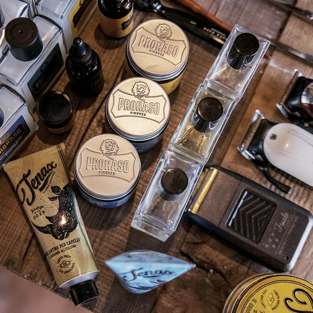 Proraso Japanのインスタグラム：「年末に向けてプレゼント探しをされている方に「PRORASO」のシェービングセットはいかがですか？ 創業から70年のあいだほとんど変わらないクラシカルなデザインが こだわりのある男性心をくすぐること間違いなし。 . Repost from @prorasousa . #proraso #prorasousa #prorasofirenze #シェービングクリーム #シェービング #ProShave #Italian #ItalianShave #イタリア製 #バーバースタイル #バーバーショップ #髭脱毛 #メンズスタイル #シェービングフォーム #Barber #メンズヘアスタイル #ヒゲ男子 #ヒゲ #BarberShop #ヒゲ脱毛 #メンズヘア #シェービングエステ #おしゃれさんと繋がりたい #プレゼント #プレゼント🎁 #クリスマスプレゼント #クリスマスセット」