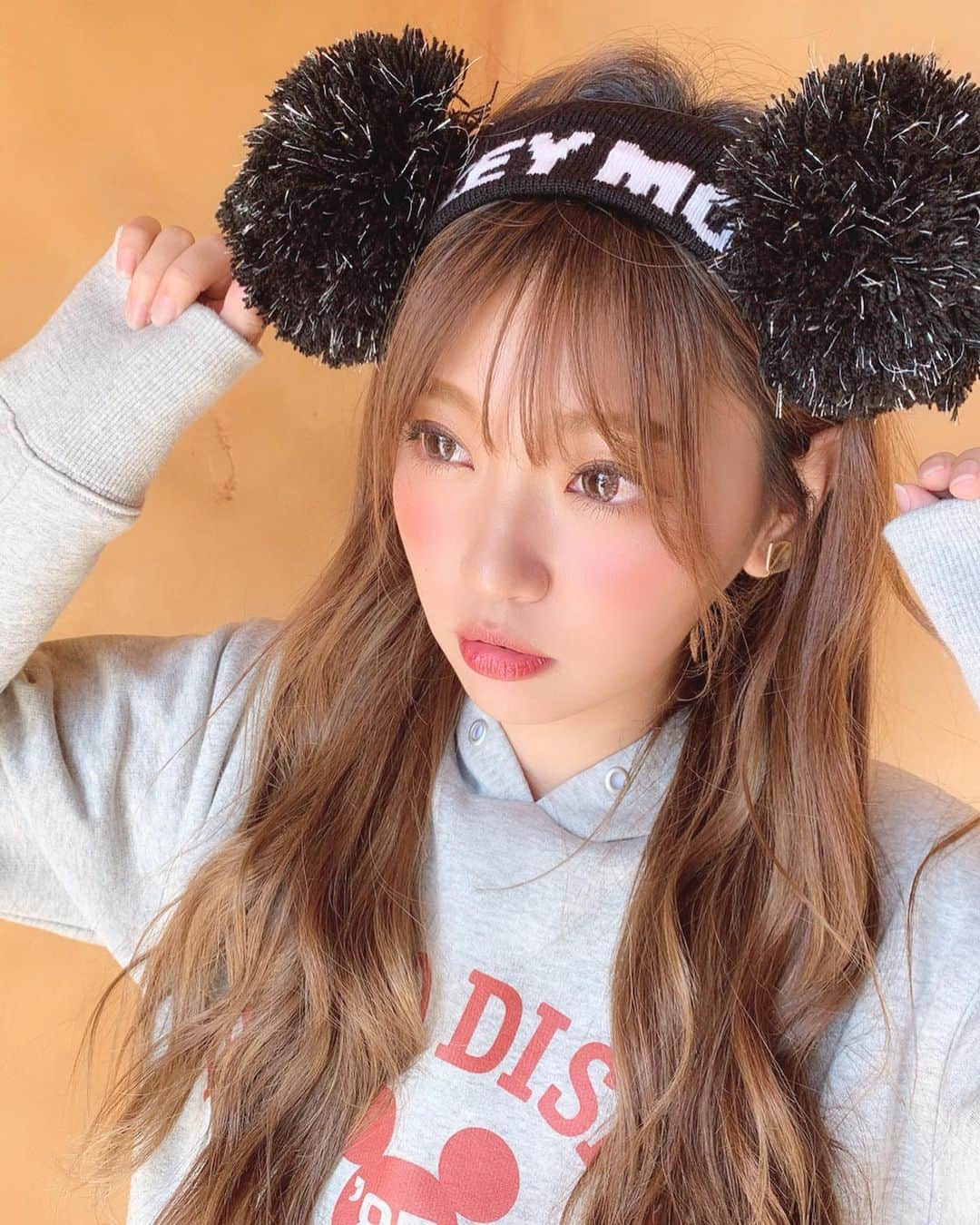 いっちゃん/嶋津 いつみのインスタグラム：「★ディズニー旅行2日目★ . . . 2日目はSeaに行ってきました🚢⭐️🎉 . . . 見たかったショーの抽選に当たって しかも神席😭✨ . . . ソアリンのファストパスもGETできて バッチリ楽しんできたー😍💕💕💕 . . ちなみにソアリンは 控えめに言って❤️最高❤️やった😳💨 . アトラクションが終わって 拍手が起こるなんて初めての体験やった👐🏻 . . . . . . コーデは全員お揃いのパーカー😂w . 前日のランドで買ったの💜ww . . . . #関西  #関西サロモ  #サロンモデル #サロモ #いっちゃん  #フリーモデル #関西モデル  #あざといっちゃん #かわいっちゃん #いっちゃんコーデ #ブライダルモデル #アレンジモデル #ヘアカラー  #ヘアアレンジ #ootd #ディズニー  #ディズニーコーデ . . .」