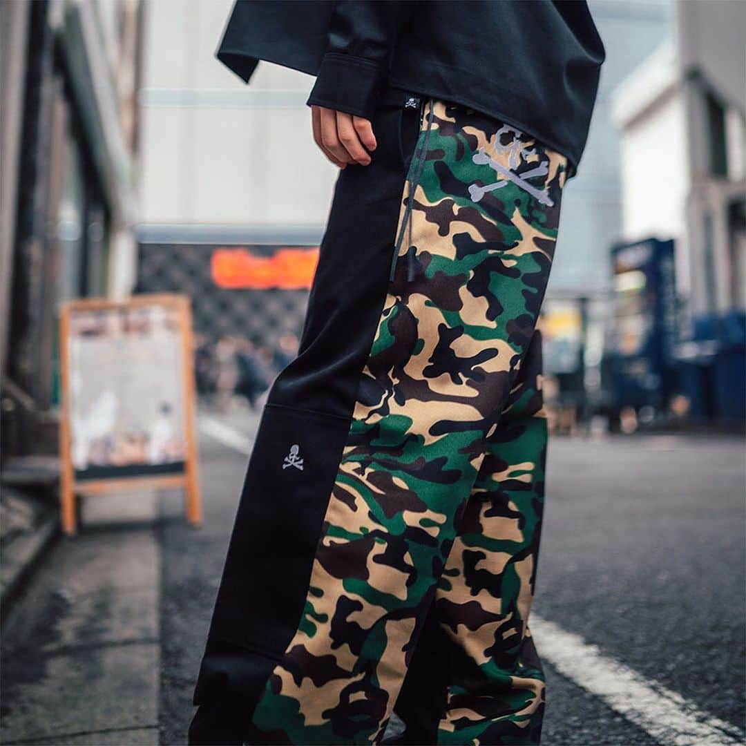 HYPEBEASTさんのインスタグラム写真 - (HYPEBEASTInstagram)「@hypebeaststyle: @mastermindjapan_official and @dickies are collaborating for a limited edition camouflage print collection. Swipe to check out the street-ready items which fuses mastermind JAPAN’s dark aesthetics with Dickies’ workwear silhouettes. They’re now in limited quantities over at mastermind’s pvstore, mastermind TOKYO and at select Dickies stores throughout Asia. ⁠⠀ Photo: mastermind JAPAN/Dickies」11月13日 21時04分 - hypebeast