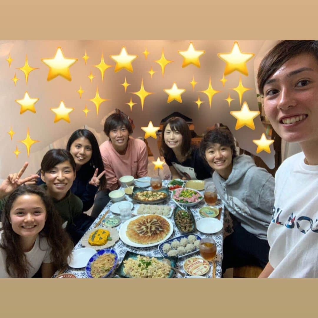 鮫島彩さんのインスタグラム写真 - (鮫島彩Instagram)「・ ・ 暦の上ではノ〜ベンバ〜でもハートはサバイバ〜♪ …冬本番になる前に少し遡って10月のお話。 ・ ・ りりちゃんのお誕生日会&ハロウィンパーティーを開催🎂 今回はチームのピチピチアラウンド20メンバーをお招きしました🙌 ・ ・ 今まで色んな選手がお家に食べにきてくれたけど、足りなかったら嫌だなと多めに作る料理が全て無くなったのは初めまして。 しかも最速。 若い衆のパワー、半端ない。笑 残ったらお弁当に詰めてこうと思ってたのに、翌日の私のお弁当無しになったよ。笑 ・ ・ ご飯も全部食べてくれて、ハロウィンもお家で楽しんでくれて、りりちゃんもとても喜んでくれて、みんな可愛いんだなぁ…♡ ・ ・ #完成したメイク見ながら #お互いに #可愛い〜の連発 #いやいや #よく見てみ #目の前の顔 #ゾンビだよ #inac神戸 #レオンチーナ ・ ・ 追記 ・ ・ 数日後。クラブハウスでおやつに煮干しを食べていたら、スタンボーが真顔で一言。 『さめさん、すごい、その煮干しも作ったんですか！』 って。 いや、作らないわ。 干さないわ。 どうなったらその発想になるんだスタンボー。 ・ ・ さすがスタンボー華😂👏笑笑」11月13日 21時08分 - aya_sameshima