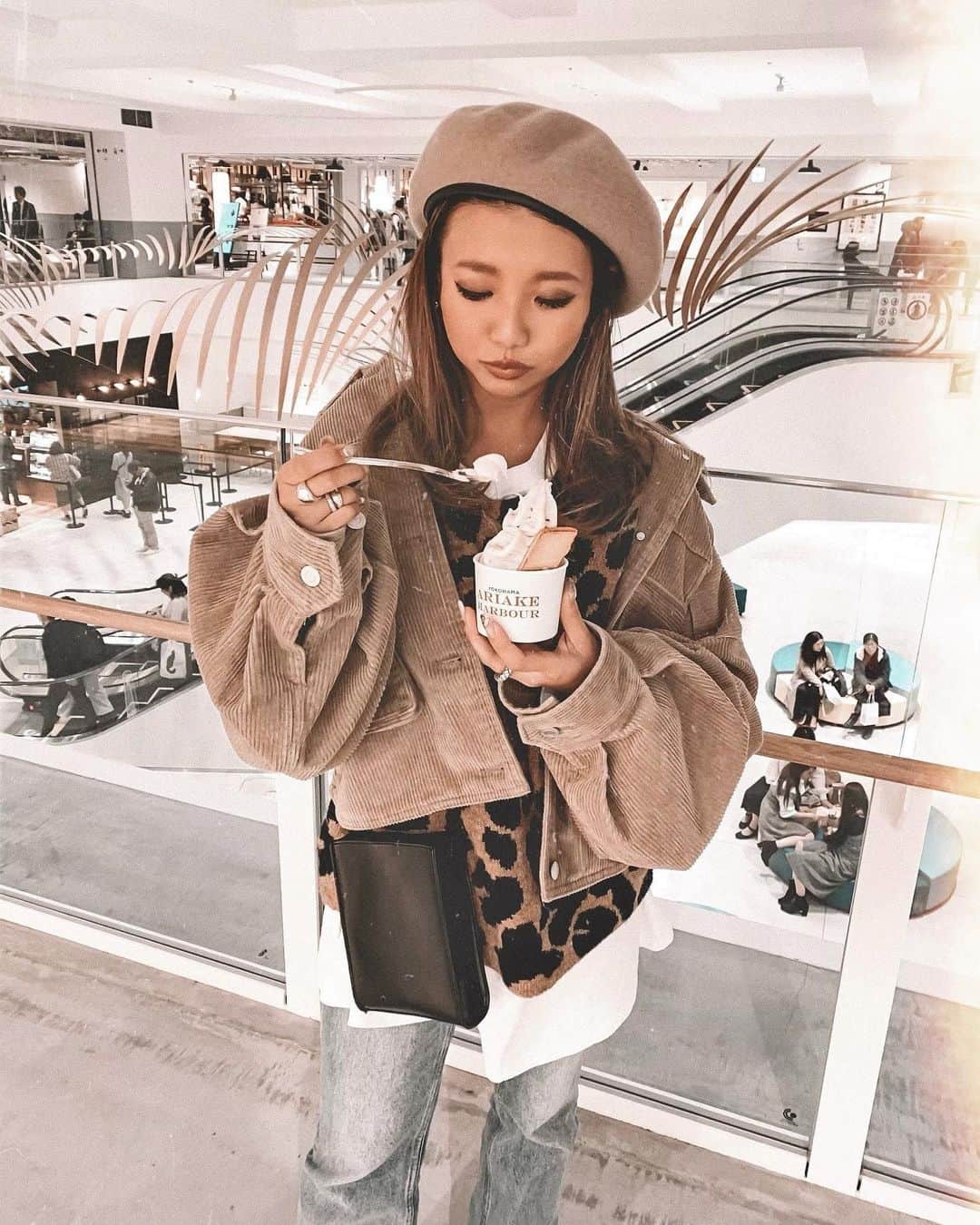 ✷kana✷のインスタグラム：「🍨 . . 久々にみなとみらいデート🚢 OPENしたてのハンマーヘッドいってみた🍴 . 今日着ててかわいいと褒められた レオパードのゆるニット @mionmaesaka のnewブランドで @cheme.official の❤︎❤︎❤︎ ロンT合わせでカジュアルにした！ ロングブーツとショーパンでもかわいいな！！💭」