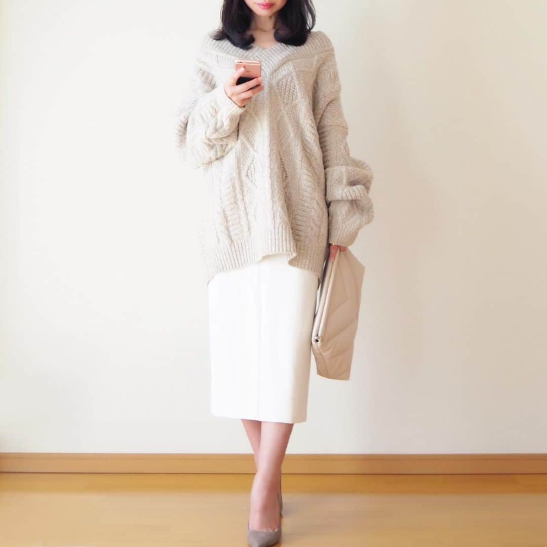 のインスタグラム：「outfit❄️ * beige×white☺︎ * お気に入りのニットと前スリットのスカートでお出かけ。 昨日からおにゅーのお財布で♪ * #lappartement #twinsflorence #lisiere #pellico #zara」