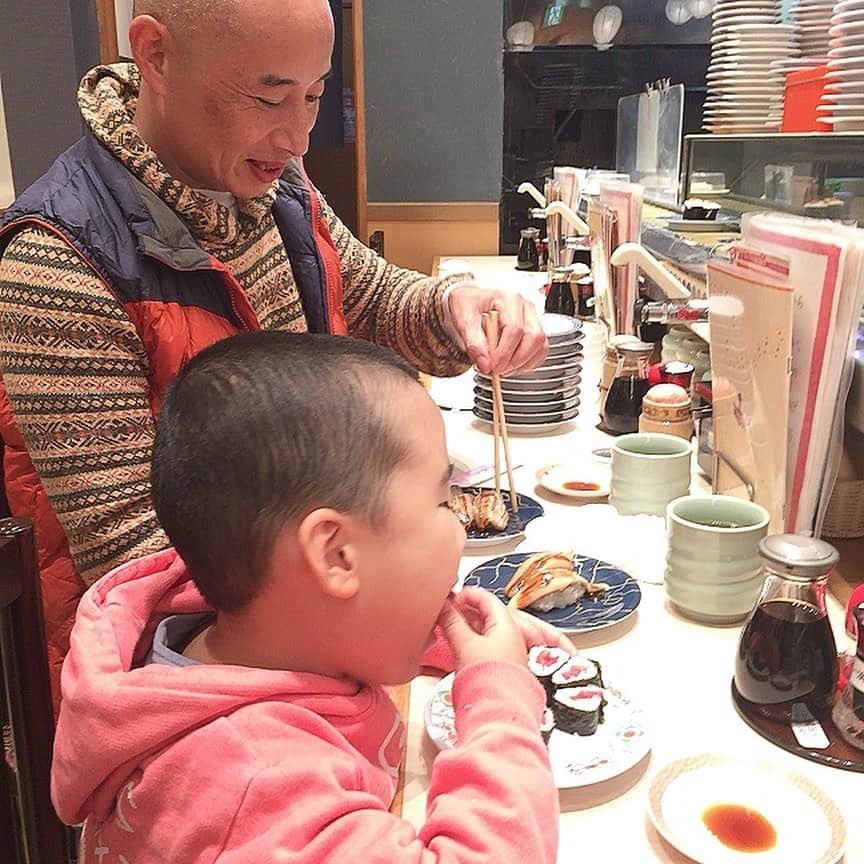 鈴木夏未さんのインスタグラム写真 - (鈴木夏未Instagram)「回転寿司 ・ 廻る すしざんまい ・ ・ 東京中央区の築地にある回転寿司屋さんです♪ ・ ・ カウンター席Onlyで、握ってくれる姿が見えて雰囲気が良く 5歳の息子が注文したお寿司は 小さく作ってくださり食べやすかった！感謝しています ・ 外国の方向けのメニューもあり、店内は国際色が豊かでした ・ ・ 真かきが美味しかったなぁ〜♡ ・ ・ #子連れ #回転寿司  #すしざんまい #真かき #築地グルメ  #東京観光  #築地のお寿司屋さん  #東京中央区築地  #東京都中央区観光 #築地観光 #息子5歳 #カウンター席 #築地の回転寿司 #こどものいる暮らし」11月13日 21時15分 - natyumisuzuki