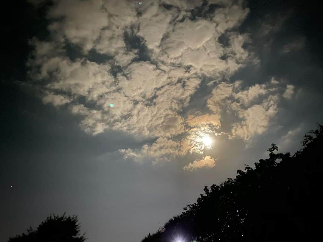 上江洌清作さんのインスタグラム写真 - (上江洌清作Instagram)「見惚れるほどに  月が綺麗でしたね🌕  満月と朝行く月」11月13日 21時16分 - 00800