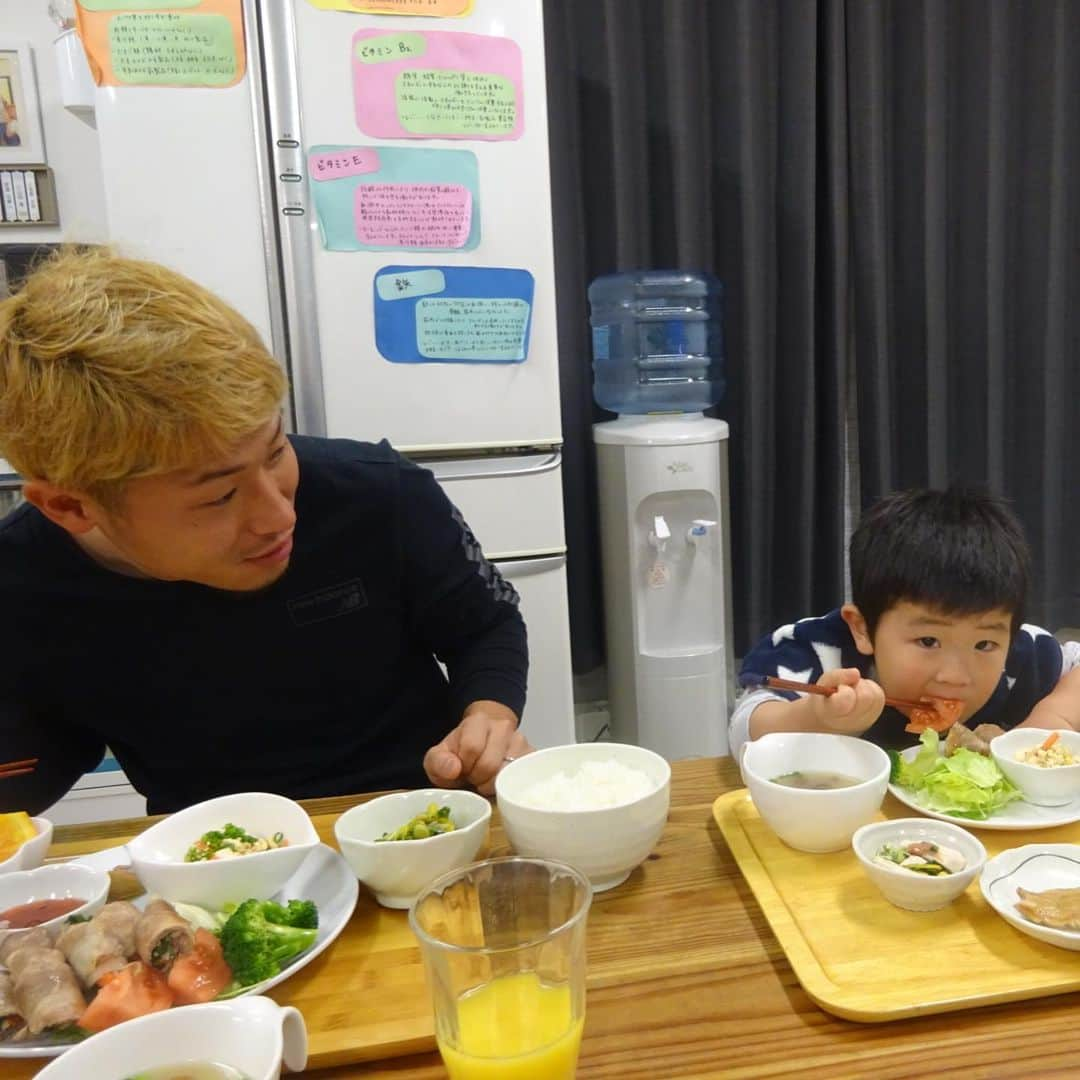 コンサドーレ札幌さんのインスタグラム写真 - (コンサドーレ札幌Instagram)「シライくんとカイくんが夜ご飯を食べに来てくれました🍚  お箸で一生懸命食べている姿がかわいくて😊  野菜の肉巻きロールをたくさん巻き巻きしてよかった😊  食後は怪獣になりきってタイヨーくんに戦いを挑む💪  でもすぐ反撃されてクッションでムギュムギュされる🤣  かわいかったなー。  一緒に食堂にいたレンくんもサトレンくんも癒されてました☺️ カイくん😊またお父さんとご飯食べにきてね😄  しまふく寮ごはん🏠  #consadole  #consadole #consadole #コンサドーレ #jleague #ｊリーグ #soccer #サッカー #しまふく寮通信	 #食育 #食トレ #アスリートごはん #身体づくり #JAグループ北海道 #ゆめぴりか #みんなのよい食親善大使 #よつ葉 @yotsuba_milkproducts_official #北海道ぎょれん #町村農場 #アスリートフードマイスター #松浦沙耶花 #昼ごはん #夜ごはん #献立 #定食 #ランチ #レシピ #料理 #栄養 #栄養バランス #consadole #consadole #コンサドーレ #jleague #ｊリーグ #soccer #サッカー #しまふく寮通信	 #食育 #食トレ #アスリートごはん #身体づくり #JAグループ北海道 #ゆめぴりか #みんなのよい食親善大使 #よつ葉 @yotsuba_milkproducts_official #北海道ぎょれん #町村農場 #アスリートフードマイスター #松浦沙耶花 #昼ごはん #夜ごはん #献立 #定食 #ランチ #レシピ #料理 #栄養 #栄養バランス」11月13日 21時16分 - hokkaido_consadole_sapporo