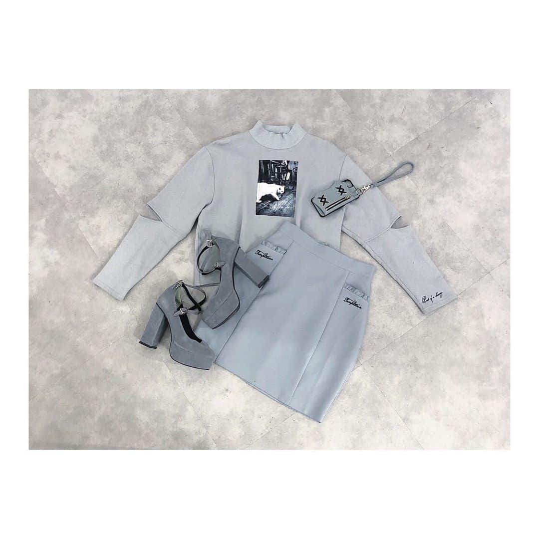 のインスタグラム：「11.13 update... #EATME #NOVEMBER #NEW #BLUEGRAY #ITEM #🌹 パンプス➡︎発売中 トップス、スカート➡︎11.15発売予定 ソックス➡︎参考商品 . TOP画面のURLからEATME WEB  STOREをCHECK💁🏻‍♀️ @eatme_japan . スラッシュスリーブグラフィックトップ（ #TOP ） ¥8,000（＋tax） COLOR🎨:BLU.PPL.BLK SIZE📐:FREE . エンブロイダリータイトスカート（ #SKIRT ） ¥9,000（＋tax） COLOR🎨:BLU.PPL.BLK SIZE📐:S.M . レースアップポケットI phoneケース6/7/8（ #CASE ） ¥5,500（+tax） COLOR🎨:BLU.PPL.BLK . クロスストラップパンプス（ #PUMPS ） ¥13,000（+tax） COLOR🎨:BLU.PPL.BLK SIZE📐:S（22.5cm) M（23.5cm）、L（24.5cm） . #EATME_COLORITEM #eatmejapan #イートミー #fetishmode #2019aweatme #VINTAGEAFTERNOONTEA #益若つばさ #tsubasamasuwaka #fashion #japan #tokyo #harajuku #osaka #umeda #原宿 #大阪 #梅田エスト #instagood #like4like」