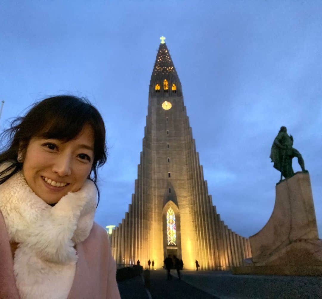 佐藤彩さんのインスタグラム写真 - (佐藤彩Instagram)「アイスランドの首都、レイキャヴィーク🇮🇸 北緯64度😳！ 世界最北の首都です✨  ハットルグリムス教会は、アイスランドで一番大きい教会で、街のシンボル✨ 時間帯によっても違った表情を見せてくれました😊  塔の展望台からは、360度見渡せて、カラフルでかわいらしい街並みも…✨ 散策していると、素敵な通りにも巡り会えます😃  ハルパというコンサートホールもとってもオシャレ✨ ガラス張りでキラキラうっとり☺️ クリントン元大統領も食べたという、巷では宇宙一美味しいと言われているホットドッグも食べました🌟 たしかに美味しい😆 カリカリの玉ねぎが効いていて、秘伝のソースが絶妙な旨みを引き出しています✨  夜に食べたサーモンステーキとムール貝のワイン蒸しもめちゃくちゃ凝った味付けで、ホントに美味しかった😆 もちろんビールも🍺 アイスランドのゴハンは美味しいというイメージです✨  温泉もありますし、本当に素敵なところでしたよ！ 街の人々も笑顔で優しく、平和な感じがして、大好きな街になりました😊  #アイスランド #アイスランド旅行 #レイキャビーク　#レイキャビク #かわいい街並み　 #ハットルグリムス教会  #ハルパ #アイスランドグルメ #宇宙一美味しいホットドッグ  #SNAPS #サーモンステーキ #旅好き #HBC #アナウンサー #佐藤彩」11月13日 21時19分 - hbc_ayasato