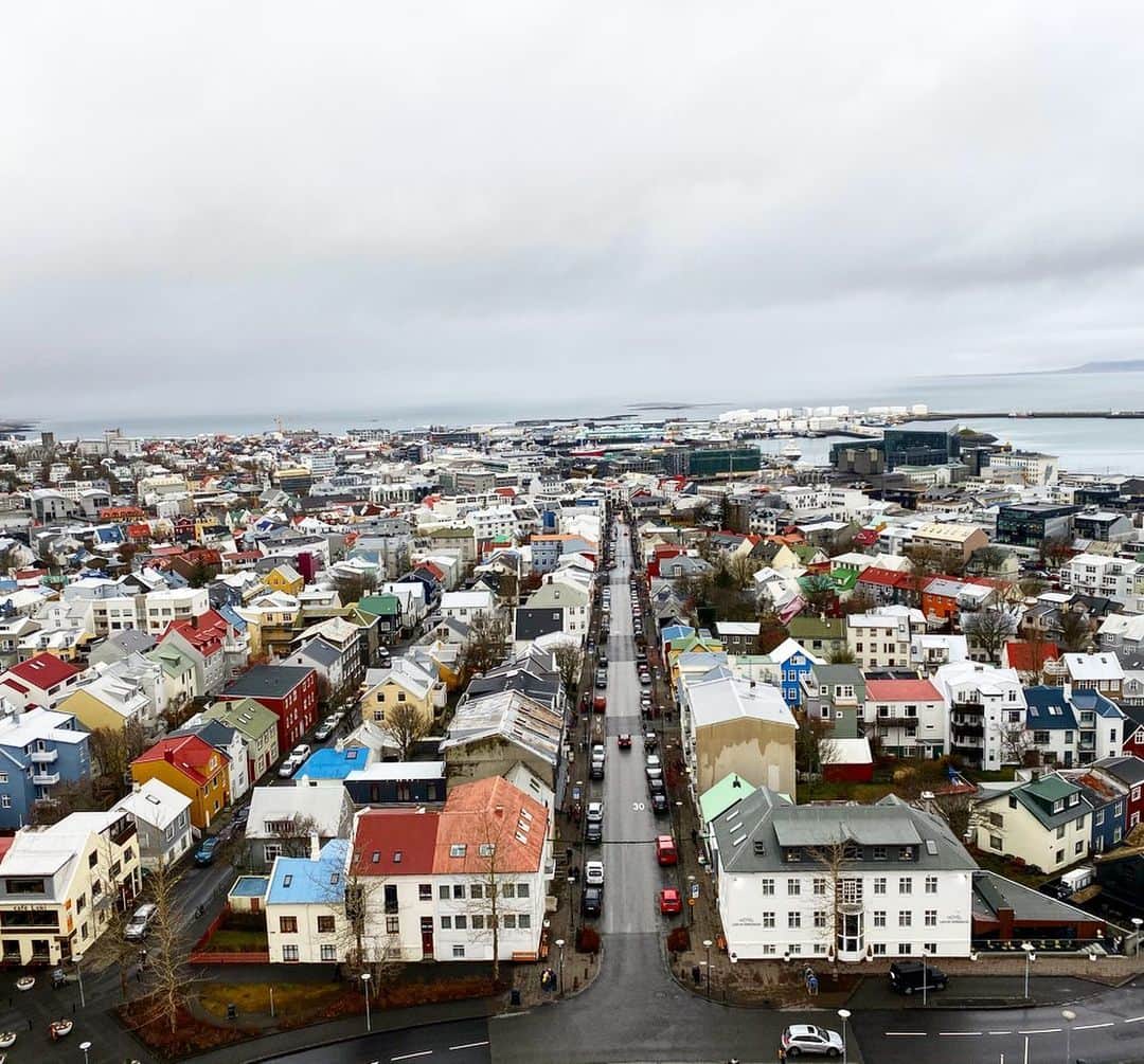 佐藤彩さんのインスタグラム写真 - (佐藤彩Instagram)「アイスランドの首都、レイキャヴィーク🇮🇸 北緯64度😳！ 世界最北の首都です✨  ハットルグリムス教会は、アイスランドで一番大きい教会で、街のシンボル✨ 時間帯によっても違った表情を見せてくれました😊  塔の展望台からは、360度見渡せて、カラフルでかわいらしい街並みも…✨ 散策していると、素敵な通りにも巡り会えます😃  ハルパというコンサートホールもとってもオシャレ✨ ガラス張りでキラキラうっとり☺️ クリントン元大統領も食べたという、巷では宇宙一美味しいと言われているホットドッグも食べました🌟 たしかに美味しい😆 カリカリの玉ねぎが効いていて、秘伝のソースが絶妙な旨みを引き出しています✨  夜に食べたサーモンステーキとムール貝のワイン蒸しもめちゃくちゃ凝った味付けで、ホントに美味しかった😆 もちろんビールも🍺 アイスランドのゴハンは美味しいというイメージです✨  温泉もありますし、本当に素敵なところでしたよ！ 街の人々も笑顔で優しく、平和な感じがして、大好きな街になりました😊  #アイスランド #アイスランド旅行 #レイキャビーク　#レイキャビク #かわいい街並み　 #ハットルグリムス教会  #ハルパ #アイスランドグルメ #宇宙一美味しいホットドッグ  #SNAPS #サーモンステーキ #旅好き #HBC #アナウンサー #佐藤彩」11月13日 21時19分 - hbc_ayasato