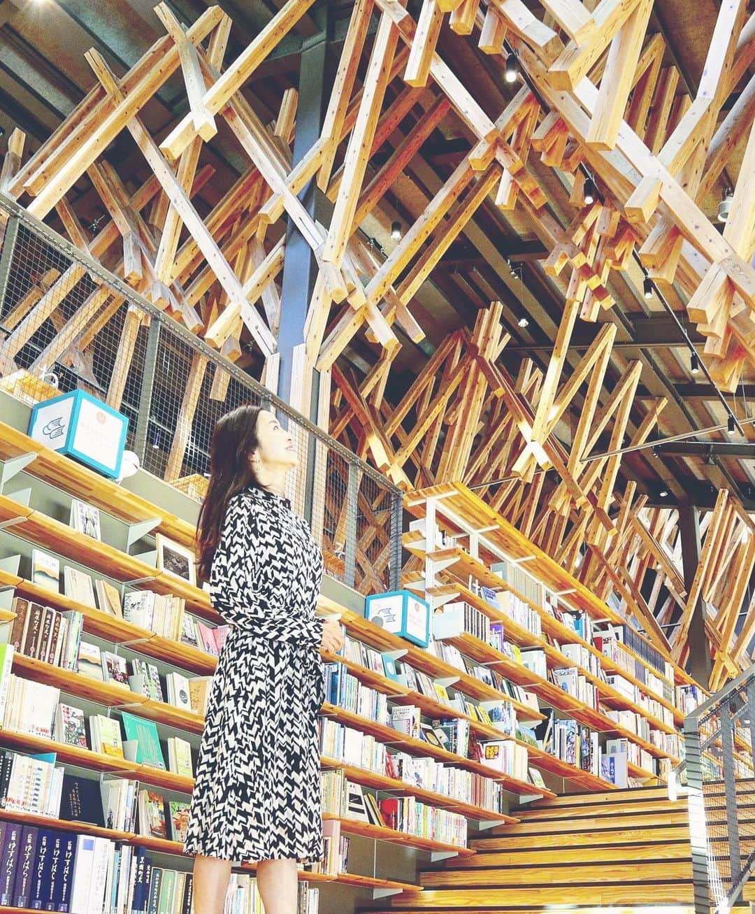 大桃美代子さんのインスタグラム写真 - (大桃美代子Instagram)「高知県の檮原町の雲の上図書館も取材させていただきました。  隈研吾さんの作品で、とっても素敵。  街づくりと建築のコンビネーションは大事。  気づきの多い、土佐でした。  #檮原町 #檮原町立図書館 #隈研吾#隈研吾デザイン #地域おこし#地域活性化#町のデザイン#タビジョ#genic_mag#セカフォト#阪急交通社#高知でパワーチャージ @naturallykochi#高知体験」11月13日 21時28分 - miyoko_omomo