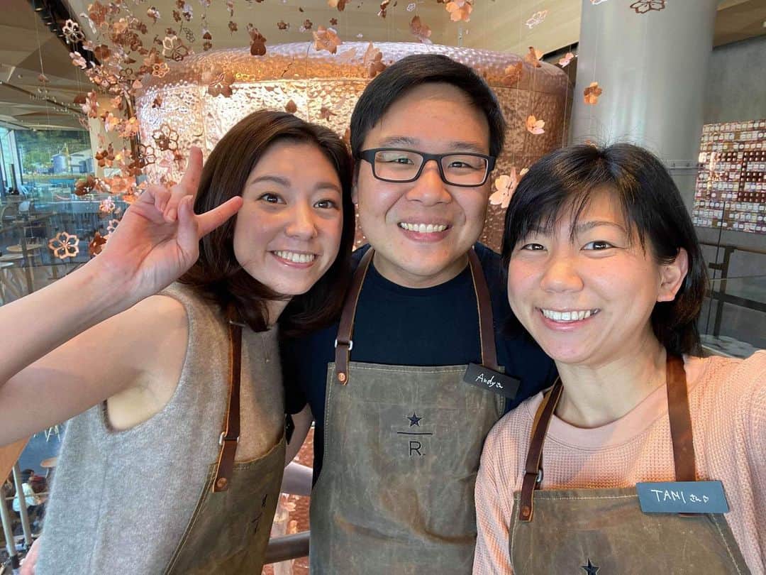 若林理紗のインスタグラム：「Welcoming friends from LA❤️﻿ ﻿ 日本に遊びに来てくれたAndyと奥さまのTammyと一緒に、リクエストのスターバックスリザーブロースタリーへ！空間の気持ちよさにビックリしました✨﻿ ﻿ せっかくなので、4階で開催されるアロマレッスンにも参加。40種類もの香りを当てるワークをしたり、豆から粉になる過程で変わる香りの違いを楽しんだり、あっという間の2時間でした。﻿ ﻿ 建物の中は、﻿ コーヒーの香り。﻿ 焼き立てパンの香り。﻿ ピザの香り。﻿ ﻿ たくさんの美味しい香りと、﻿ 久しぶりのふたりとの再会と会話で、﻿ なんとも幸せな朝でした🌞✨﻿ ﻿ ﻿#スターバックスリザーブロースタリー  #中目黒 ﻿#amutokyo  #アロマ レッスン #10年の友達  #tokyo  #starbucksreserveroastery  #starbucksreserveroasterytokyo  #wheretogointokyo」