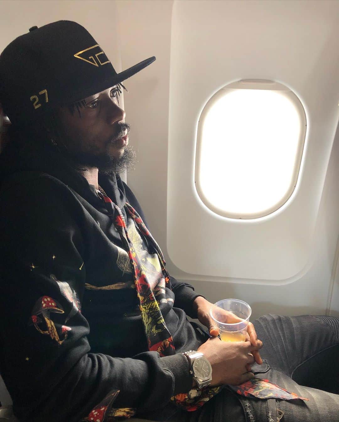 ジェルヴィーニョのインスタグラム：「💭 Next stop -> Parma ✈️ #recovery  #teamg27 _______________________________________________________  #paris #parma #flight #instapic #instagood #team225」