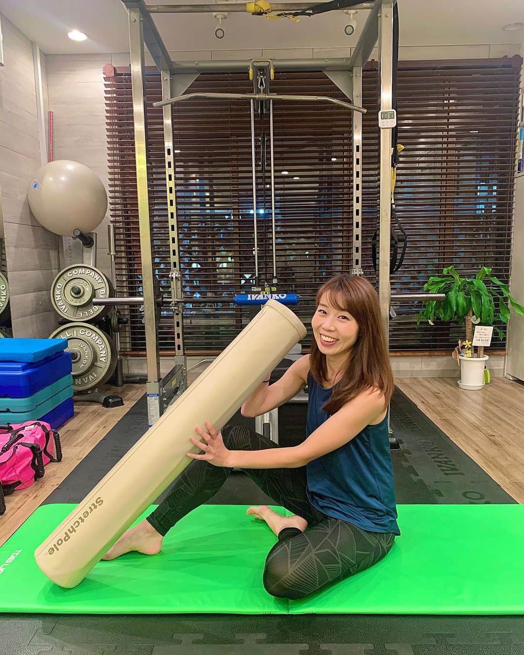 のインスタグラム：「.﻿ パーソナルトレーニング受けてきた😊﻿ ﻿ ﻿ 今の目標は﻿ ムキムキにならない女性らしい体✨﻿ ﻿ 自分の体だけでできるトレーニング教えてもらった🥺﻿ バーベルとかウエイトは苦手です﻿ ﻿ 教えてもらったのをちょっと紹介👇﻿ ﻿ ✔️ウエスト﻿ 仰向けに寝て、手と足を伸ばして、手と足を遠くに引っ張られるように息を吐きながら💨﻿ お腹を中心にぎゅーーーっと絞っていく‼️﻿ ﻿ 一生懸命腹筋しなくても﻿ しっかりお腹の内側に聞いて﻿ ウエストのくびれができるって✨﻿ ﻿ ✔️背筋　きれいな姿勢へ﻿ ストレッチポール横に置いて﻿ 頭をポールに乗せて、﻿ 仰向けに寝て、足は三角形に立てる﻿ ﻿ 腕は二の腕肘をつけて小さく前にならえ🤚﻿ お尻をつけたまま鎖骨あたりが一番上になるように持ち上げる﻿ ﻿ ✔️お尻プリン　﻿ 仰向けに寝て足の裏を合わせて菱形に﻿ 足を開くことを意識しながら﻿ ヒップリフト🍑﻿ ﻿ このほかにも色んなトレーニングをトレーナーこ江川さんに教えてもらいました🙆‍♀️﻿ 江川さんありがとうございました🥺﻿ @yosukeegawa ﻿ ﻿ わたしは体のバランス的にお尻が小さいそう。﻿ もうちょっとお尻大きく鍛えていきます👍 ﻿ がんばるぞ✨ ﻿ ちなみに私は田中みな実ちゃんが﻿ 昔から大好きで﻿ "田中みな実ちゃんになりたい"﻿ が今の口癖❤️﻿ みな実ちゃんみたいな女性らしい体も理想✨ ﻿ ﻿ ﻿ 今気をつけてるのは﻿ 顔がこけないようにすること‼️老けて見えちゃうからね😭 ﻿ ﻿ #パーソナルトレーニング #自由が丘 #ジム ﻿ #プライベートジム #HEARTBODY #美姿勢 ﻿ #美脚 #美容 #美尻 #🍑 #ダイエット #diet﻿ #田中みな実ちゃんになりたい #inbody﻿ #training #トレーニング #トレーニング女子」