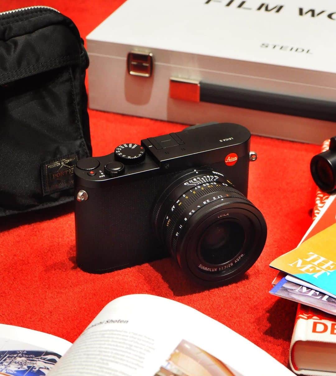吉田カバン 表参道さんのインスタグラム写真 - (吉田カバン 表参道Instagram)「『PORTER OMOTESANDO』  こんばんは。 本日は、PORTER OMOTESANDOにて展開中の、創業100年を超えるドイツのカメラメーカー「Leica（ライカ）」より、“Leica Q”をご紹介いたします。 世界中で愛されるLeicaは、手作業で丁寧につくり上げた確かな品質と信頼を備えたカメラを世に送り出してきました。本日ご紹介する“Leica Q”は、コンパクトなボディにフルサイズセンサーと開放値f1.7という高性能な明るいズミルックスの単焦点レンズを搭載しています。高速なオートフォーカス機能や高解像度のEVF搭載など、最新技術を取り入れながらもLeicaならではの描写を味わうことのできるアイテムです。Wi-Fi機能を搭載し、撮影した静止画や動画をスマートフォンやタブレットにワイヤレスで転送できる機能性も魅力で、幅広いユーザーにおすすめのアイテムです。  現在PORTER OMOTESANDOでは「LeicaM10-P」「LeicaQ-P」のデモ機をご用意しています。店頭で実際にお手にとってお試しいただくことも可能です。 カメラの購入をご検討されている方も、そうでない方も、是非この機会にLeicaに触れて、その魅力を体感してください。 皆さまのお越しをスタッフ一同心よりお待ちしております。  Leica Q BLACK ￥560,000（税別）  Good evening. Introducing Leica Q by Leica, which is celebrating its 100th anniversary.  Leica is a German Camera maker and has been loved for it hand made quality. The Leica Q is compact but features full frame sensor and  1.7lens. The Leica Q also features autofocus and Newley developed EVF function.  Used only durable material; the top cover has been curved from bare aluminum and magnesium alloy for the main body. Wi-Fi function allows you to send the images or videos to your phone or tablet.  There are more options you can choose from at PORTER OMOTESANDO, like Leica M10-P and LeicaQ. Please come visit us to check them out. Looking forward to seeing you all.  Leica Q BLACK ￥560,000（+tax）  #yoshidakaban #porter #luggagelabel #吉田カバン #ポーター #porteryoshida #porterflagshipstore #porterstand #kurachikabyporter #potr #madeinjapan #japan #instagood #instalike #instabag #omotesando #LeicaCamera #Leica #Leicagram #LeicaQ #camera」11月13日 21時38分 - porter_flagship_store