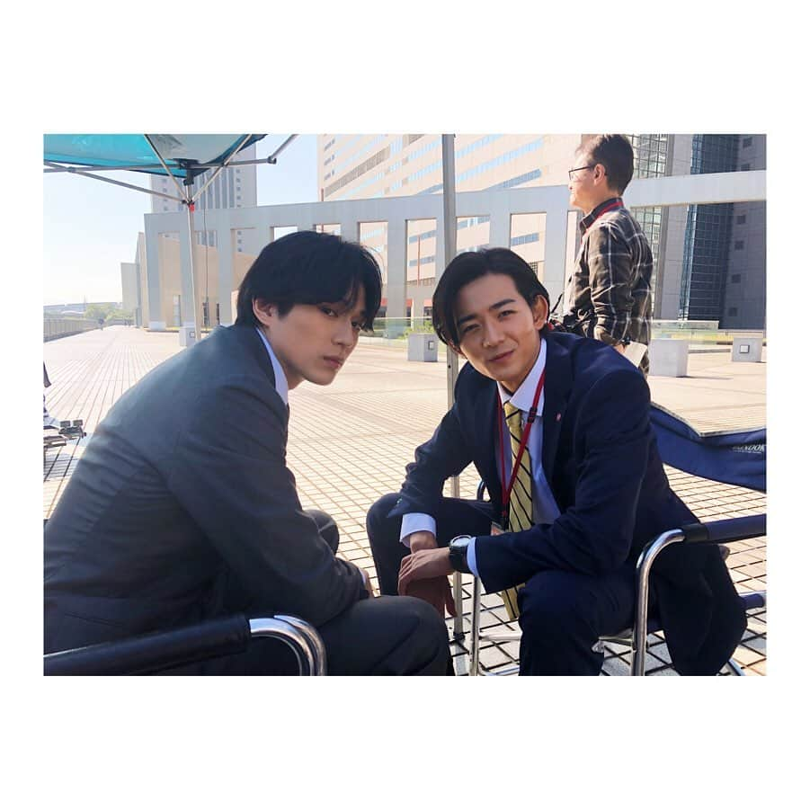 高畑充希さんのインスタグラム写真 - (高畑充希Instagram)「あと30分。 #同期のサクラ　🌸6話🌸 すみれさんの、おはなし☺︎﻿ ﻿ ﻿ サクラ、男前なお2人にモテモテでございます。﻿ #ヒジョーに羨ましい﻿ ﻿ #そして後ろに佇むスチールカメラマンさん﻿ #ヒジョーに良い」11月13日 21時31分 - mitsuki_takahata