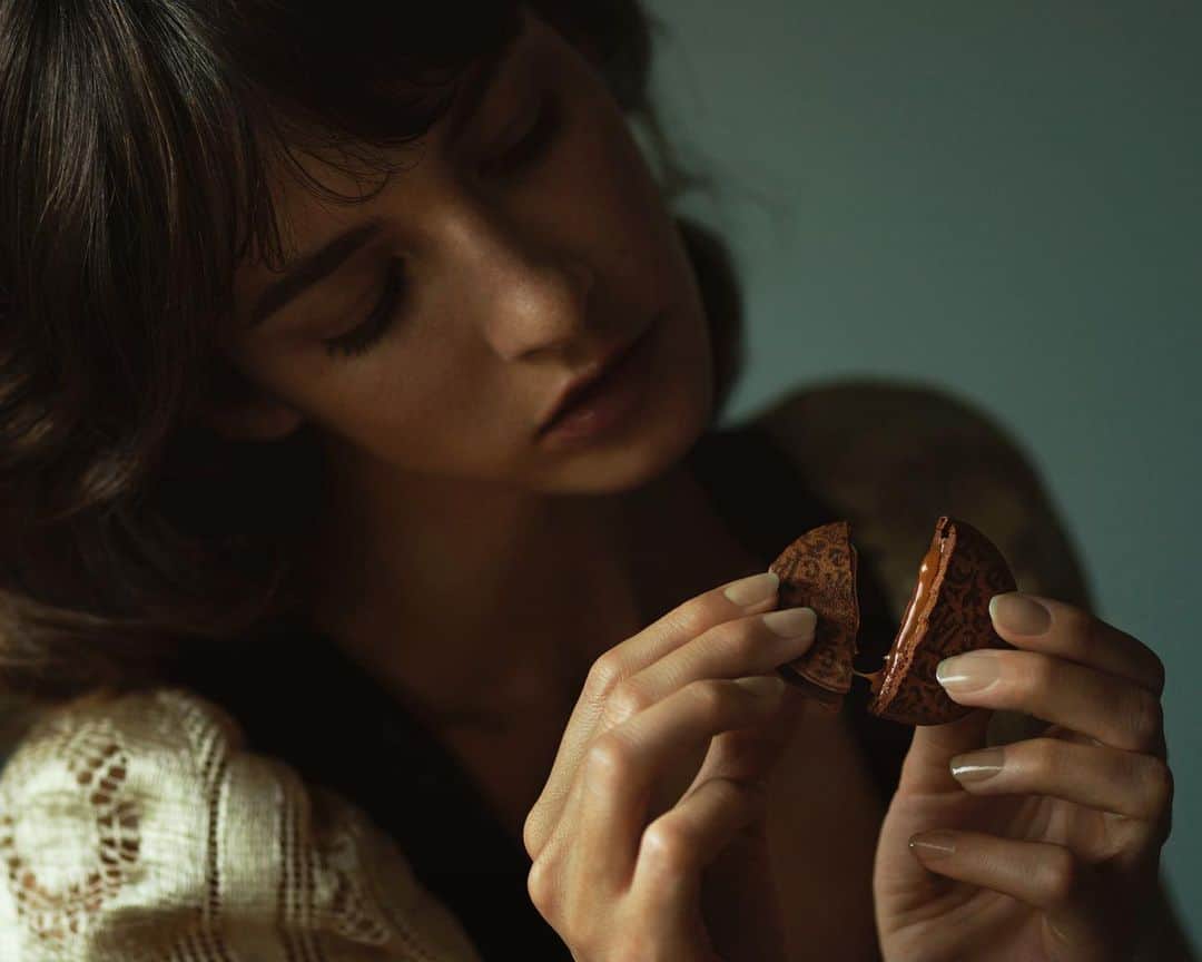 長山一樹のインスタグラム：「"チョコレートは女性をエレガントに仕立てる"をコンセプトに新しいお菓子のブランド『THE TAILOR』が阪急うめだ本店B1Fにオープンしました。そのキャンペーンビジュアルの撮影を担当させていただきました。青山、銀座にあるGentsのためのお菓子屋「GENDY」を手掛ける会社の新作です。 Art director @kasai_thatsallright  Model @crisherrmann  Hair @yutakitamurahair  Make @annamisawa  #thetailor #tailor #sweets #hasselblad #kazukinagayama #長山一樹」