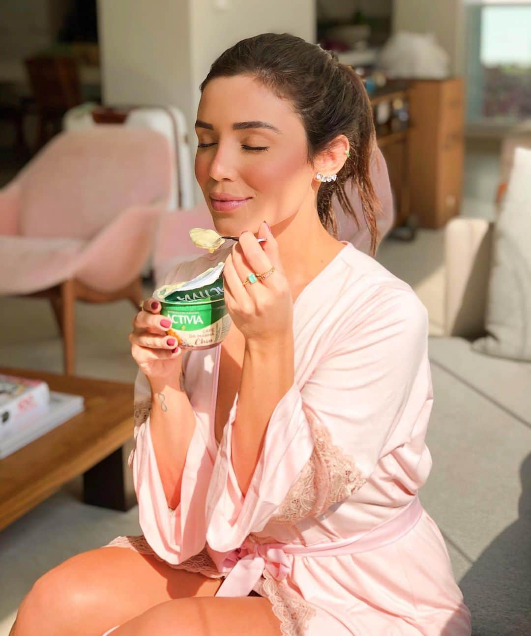 Mariana Sampaioさんのインスタグラム写真 - (Mariana SampaioInstagram)「vocês que acompanham sempre meus cafés da manhã, sabem que não largo mão dessa linha do Activia Café da manhã e devem se perguntar porque aderi total @activiabrasil na minha rotina. Além de ser mega saboroso, ele tem bilhões de probióticos que fazem super bem e proporcionam bem estar. Quando ingeridos na quantidade recomendada, melhora a saúde digestiva, imunidade, reduz inchaço, e muitos outros benefícios. Demaiss né? Além de ter pedacinhos de frutas no meio, super grãos e muitos sabores!! 😋  #Activia #Probióticos #CaféDaManhã *publi」11月13日 21時33分 - mariana