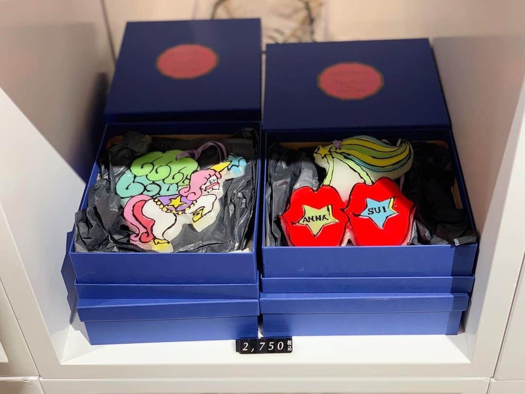 ISETAN PARK netさんのインスタグラム写真 - (ISETAN PARK netInstagram)「オリジナルTシャツとポーチが作れちゃう🦋﻿ アナ・スイが今の東京に向けてメッセージを発信するプロジェクト第二弾✨﻿ イラストレーター・ヤナギダマサミさんがANNA SUIの世界観をインスピレーションにオリジナルイラストを描きおろしました。スタイリスト・遠藤リカさん監修のもと、コラボレーションアイテムが登場✨﻿ ﻿ 老舗菓子メーカー不二家のロングセラー商品「ミルキー」とコラボレーション🍬﻿ イラストレーターヤナギダ氏が描く魔法ステッキを片手にアナスイのローズ柄のワンピースに身を包むペコちゃんは、アナスイファンのみならず必見です💘﻿ ﻿ 🦋アナ スイ × ヤナギダマサミ × ﻿ デジタルカスタマイズ🦋﻿ ヤナギダマサミ氏がアナ スイのために書き下した約50種類のイラストの中から、お好きなイラストをカスタマイズできます。﻿ Tシャツ　4,290円／ポーチ　1,320円﻿ プリント所要時間　約10分﻿ ﻿ ANNA SUI SWINGING TOKYO Vol.2﻿ 2019.11.13 wed - 11.19 tue﻿ 伊勢丹新宿店本館2階＝センターパーク/ザ・ステージ#2﻿ ﻿ @annasui_japan﻿ #annasui #art #illust #yanagidamasami #peko #pekochan﻿ #アナスイ #ヤナギダマサミ #イラストレーター #遠藤リカ #アート #イラスト #ペコ #ペコちゃん #不二家 #ミルキー #ファッション #アイシングクッキー #スウィンギングトウキョウ #新宿伊勢丹 #伊勢丹新宿店 #新宿 #伊勢丹新宿」11月13日 21時46分 - isetan_shinjuku