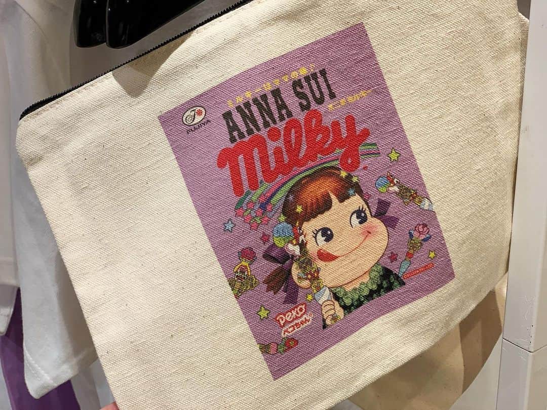 ISETAN PARK netさんのインスタグラム写真 - (ISETAN PARK netInstagram)「オリジナルTシャツとポーチが作れちゃう🦋﻿ アナ・スイが今の東京に向けてメッセージを発信するプロジェクト第二弾✨﻿ イラストレーター・ヤナギダマサミさんがANNA SUIの世界観をインスピレーションにオリジナルイラストを描きおろしました。スタイリスト・遠藤リカさん監修のもと、コラボレーションアイテムが登場✨﻿ ﻿ 老舗菓子メーカー不二家のロングセラー商品「ミルキー」とコラボレーション🍬﻿ イラストレーターヤナギダ氏が描く魔法ステッキを片手にアナスイのローズ柄のワンピースに身を包むペコちゃんは、アナスイファンのみならず必見です💘﻿ ﻿ 🦋アナ スイ × ヤナギダマサミ × ﻿ デジタルカスタマイズ🦋﻿ ヤナギダマサミ氏がアナ スイのために書き下した約50種類のイラストの中から、お好きなイラストをカスタマイズできます。﻿ Tシャツ　4,290円／ポーチ　1,320円﻿ プリント所要時間　約10分﻿ ﻿ ANNA SUI SWINGING TOKYO Vol.2﻿ 2019.11.13 wed - 11.19 tue﻿ 伊勢丹新宿店本館2階＝センターパーク/ザ・ステージ#2﻿ ﻿ @annasui_japan﻿ #annasui #art #illust #yanagidamasami #peko #pekochan﻿ #アナスイ #ヤナギダマサミ #イラストレーター #遠藤リカ #アート #イラスト #ペコ #ペコちゃん #不二家 #ミルキー #ファッション #アイシングクッキー #スウィンギングトウキョウ #新宿伊勢丹 #伊勢丹新宿店 #新宿 #伊勢丹新宿」11月13日 21時46分 - isetan_shinjuku