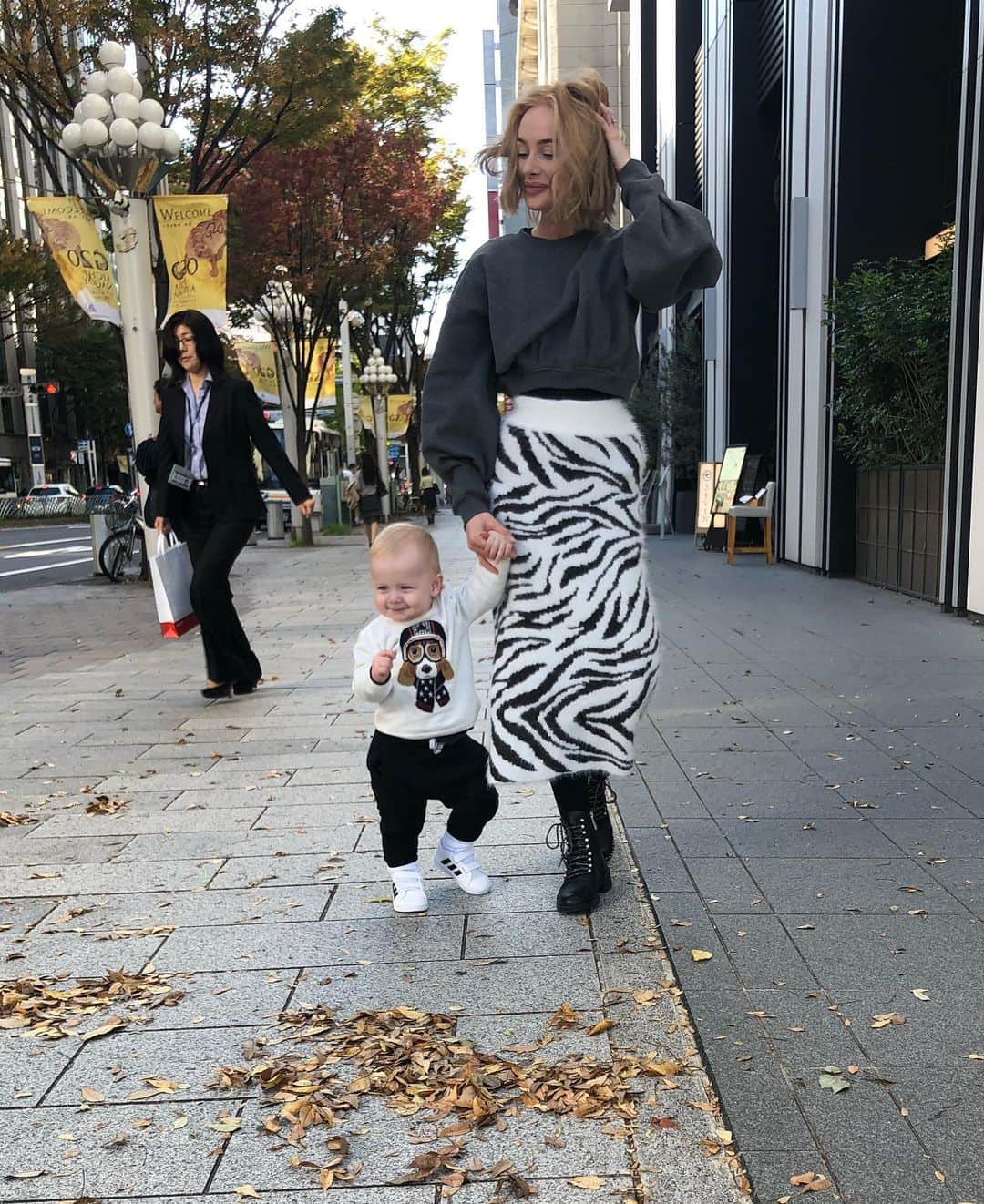 リアノン・ランゲラック（ミッチェル・ランゲラックの妻）さんのインスタグラム写真 - (リアノン・ランゲラック（ミッチェル・ランゲラックの妻）Instagram)「Let’s go crunch some leaves Mummy... 🤗 Ok baby ☺️」11月13日 21時39分 - riri_langerak