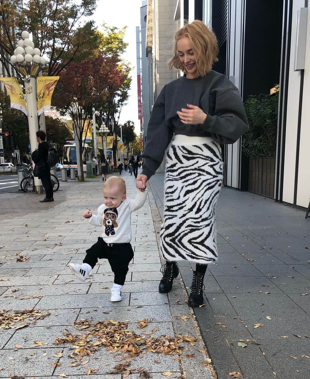 リアノン・ランゲラック（ミッチェル・ランゲラックの妻）のインスタグラム：「Let’s go crunch some leaves Mummy... 🤗 Ok baby ☺️」