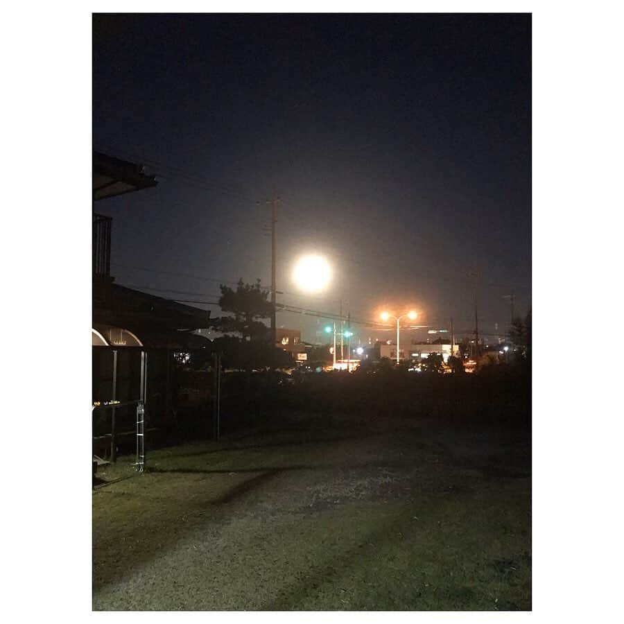 キタキマユさんのインスタグラム写真 - (キタキマユInstagram)「故郷でみた満月🌕✨ とっても大きかった✨✨✨ また来るね😊💕 #満月 #fullmoon  #ありがとう  #胸いっぱいになった2日間 #家族  #父のごはん  #お腹もいっぱい  #mycountry  #seeyouagain  #kitakimayu #キタキマユ」11月13日 21時39分 - kitakimayu_official