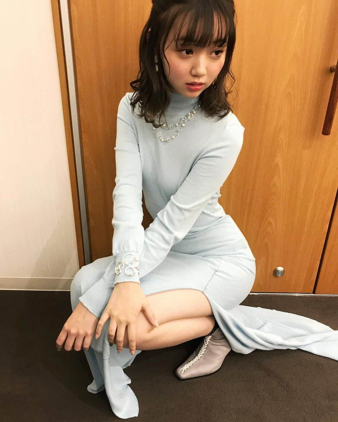 江野沢愛美さんのインスタグラム写真 - (江野沢愛美Instagram)「フィルマークス試写会ありがとうございました☺︎﻿ #羊とオオカミの恋と殺人 ﻿ いかがでしたでしょうか？﻿ お話もたくさん出来て嬉しいです！﻿ 楽しんでいただけてたら幸いです🐺🐏❤️ ﻿ ﻿ 今日は大好きな水色のニットドレスを着ました。﻿ ﻿ 色は可愛い系なのに丈もすごく長くて﻿ ピッタリしていてセクシーで可愛いかったです💕ふふ﻿ (何にも食べれなかったよ)﻿ ﻿ 後ろも脚も空いてんだぜ〜いいだろぉ〜だってもう﻿23歳だぜぇ〜 ﻿ ﻿ アクセサリーは、﻿ @cecileetjeanne.jp_official です！ ﻿ ﻿ (監督に今日の愛美ちゃんはアナ雪みたい、可愛いねって言われたっ🥰笑)﻿ 寝起きで行っても、素敵にしてくれる 最高の衣装とヘアメイクのおかげ。ありがたいね。  #褒められると伸びるタイプ﻿」11月13日 21時42分 - enosawa_manami