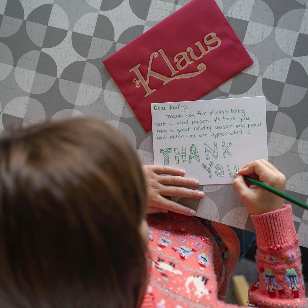 Angie Keiserのインスタグラム：「“A simple act of kindness can always spark another”  It’s the heartwarming message in @Netflix’s new holiday movie KLAUS about a postman and a toymaker who deliver kindness to a sad town called Smeerensburg. ~ On more than one occasion, our own mail carrier Phillip has offered a ride to some crazy family in the neighborhood, walking in the rain, because they forgot umbrellas. So today, in celebration of World Kindness Day, we partnered with KLAUS (coming to Netflix this weekend! ) to celebrate Phillip, for his kindness and generosity. Let’s face it, we couldn’t do the holidays without the true unsung heroes - our delivery people!!! Grab your popcorn and blankets, family movie night is ON - this Friday with KLAUS on Netflix. #ad  How will you #DeliverKindness this holiday season?  #KlausNetflix #WorldKindnessDay @NetflixFamily」