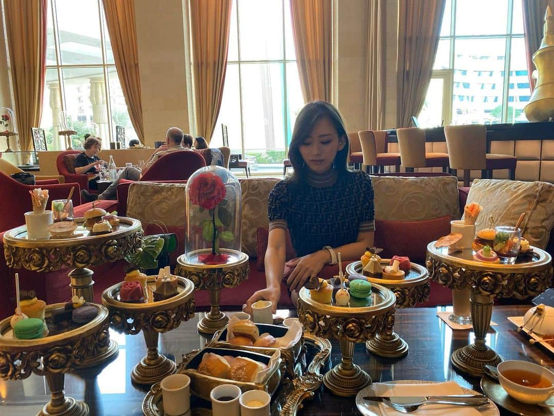 木下春奈さんのインスタグラム写真 - (木下春奈Instagram)「・ ・ afternoon tea in Raffleshotel. ・ ふと立ち寄ったhotelでafternoon teaしたら めちゃくちゃオシャレやった🥰ドバイ感😆 ・ ・ #dubai#afternoontea」11月13日 21時43分 - haruna_kinoshita