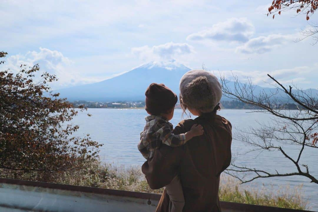 長谷川真美さんのインスタグラム写真 - (長谷川真美Instagram)「🗻💕 #子連れ旅 🙌 家族3人で #河口湖 に行ってきました❤️ ・ 実は今回は「さといこ」を使って @satoiko_roots ふるさと納税を使って 家族でお出かけしちゃったんです😙✨ ・ #コンパクトカー #FIAT を #スパイスレンタカー でレンタルして 河口湖周辺を #ドライブ 🚗 #大石公園 で綺麗な景色を堪能した後は #クラフトパーク で 手作り体験 ！！！ ・ #とんぼ玉 と #ジェルキャンドル ✨ 特にジェルキャンドルは 息子も一緒に作って楽しそうだったし 素敵な仕上がりでいい記念に😍💕 ・ 待ち時間には #あそびばす を利用できたり 食事や足湯も楽しめたりと クラフトパークかなり良かった❤️ ・ その後は #スバルライン を通って #富士五合目 までドライブ🚗 #富士山 のパワーを間近に感じれたし 雲海を上から見た時はビックリ‼️ 感激しまくりでした😭😭😭✨ ・ #さといこ で #ふるさと納税 を使って 旅を楽しめるなんて知らなかったーー！🤭 ・ 家族で大満足の旅だったから またぜひ利用してどこか行きたいな💕😉 ・ #さといこ #さといこアンバサダー #スパイスレンタカー  #クラフトパーク #週末は一生の思い出をふるさと納税で #ROOTs #山梨県 #富士河口湖町 #家族旅行 #ドライブ #クラフト体験 #旅行 #お出かけ #国内旅行 #家族旅 #fuji #fujiyama 旅 @satoiko_roots」11月13日 21時47分 - maami.hase