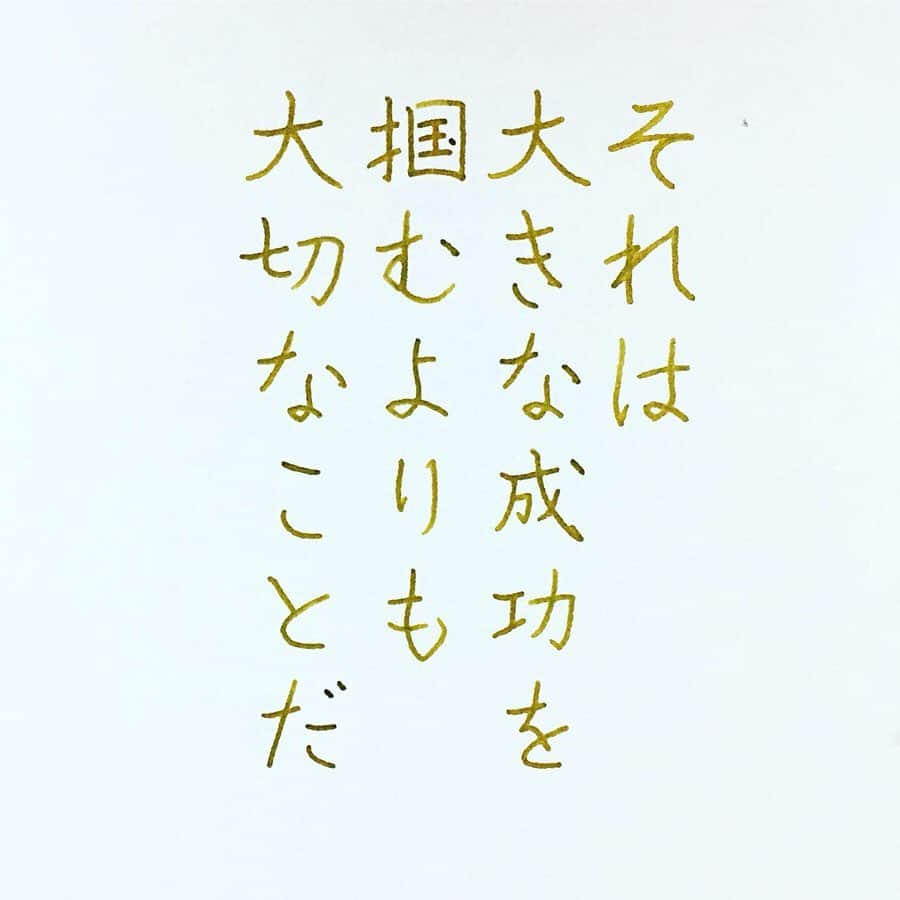 NAOさんのインスタグラム写真 - (NAOInstagram)「自分を知ること、受け入れること、大切ですね✨✨ ＊ ＊ ＊ 漢字を間違えて書いてしまい💦削除して再投稿しました。 いいね下さった方、申し訳ありません😓 教えて下さった方ありがとうございます‼︎ ＊ ＊ ＊ 共感できる方、コメントお待ちしています😊👍 ＊ ＊ ＊ #メンタリストdaigo  さんの言葉✨ ✼ ✼ ✼ ✼  #楷書 #漢字 #弱い自分  #挫折 #生き方  #共感  #人間関係 #自分  #優しく  #メンタリスト #心理  #自己啓発  #断捨離  #色彩雫  #名言  #手書き #手書きツイート  #手書きpost  #手書き文字  #美文字  #japanesecalligraphy  #japanesestyle  #心に響く言葉  #ガラスペン  #言葉の力  #ペン字  #佐瀬工業所  #字を書くのも見るのも好き #万年筆好きな人と繋がりたい」11月13日 21時48分 - naaaaa.007