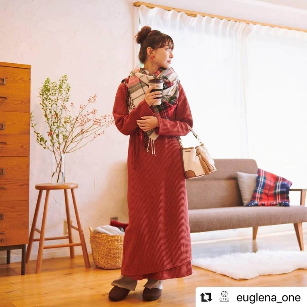 葉月祥子のインスタグラム：「こんばんは♪﻿ ﻿ 今日は、映画『ジョーカー』観てきました！﻿ ﻿ 監督のトッドフィリップスさんが大好きで、まさかあの監督がこの映画を作ったなんて！﻿ ﻿ 何が悪で正義とは何なのか、色々考えさせられる。。いや、頭真っ白になりました👨🏻‍🦳﻿ ﻿ やっぱり好きだな、トッドフィリップス👨‍🦱﻿ ﻿ ﻿ この後ダークナイトも見直そうと思います🎥﻿ ﻿ ﻿ 映画大好き🎬✨﻿ ﻿ ﻿ ﻿ 写真はモデルしているユーグレナワンさんの広告です🌿😊✨﻿ #Repost @euglena_one with @make_repost﻿ ﻿ ﻿ ・・・﻿ コーディネートにもう少しボリューム感が欲しい...色味を足したい...﻿ そんなときは大判ストールをプラスしてみて🧣﻿ ・﻿ どうしてもマンネリになりがちなシンプルなワンピースも、﻿ 季節感のあるチェック柄でコーディネートにこなれ感がでること間違いなし💚﻿ 秋になるとチェック柄のお洋服や小物がたくさん登場するので、お気に入りの柄もきっと見つかるはず！﻿ ・﻿ 夜冷え込むこの時期も、首元を冷やさないようにしましょう😉﻿ ・﻿ #ユーグレナ#euglena#大判ストール#チェック柄#今日のコーディネート#キレイメめカジュアル#大人カジュアルコーデ#秋冬コーデ#秋ファッション#あったかコーデ#大人なシンプル#トレンドファッション#ワンピースコーデ#ニットパンツ#あたたかいお家#丁寧な暮らし#丁寧に暮らす#暮らしを楽しむ#スキンケア#スキンケア好きな人と繋がりたい#つや肌#ツヤ肌#ハリ肌#もっちり肌#うるおい肌#デイリーケア#ホームケア#防寒対策#キャンペーン実施中」