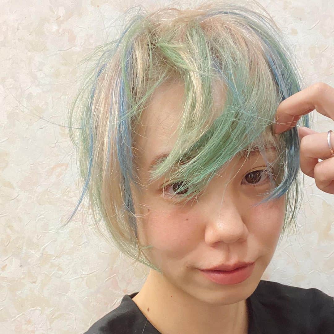 佐々木茜さんのインスタグラム写真 - (佐々木茜Instagram)「. . この秋 花王さんから発売されたばかりの 簡単にカラーチェンジできる ヘアティント PAF 1-day hair tint を お試しさせていただきました💐 . . 全部で5色もあるので迷いましたが ( @paf_official_jp で見れます) GREENとBLUEをチョイスしました . はじめてなのに、 同時2色使いなんて難しいかな、と思いきや ①可愛いパッケージを開ける ②シートで毛束を挟み滑らせる ③乾く前にコームでとかす ととっても簡単にきれいに発色しました  なんで青と緑にしたかというと、 公開楽しみにしていたゴッホの映画で 空と植物のシーンがたくさんあって。 青と緑のコントラストがすごーくきれいで、 すっかりGREEN&BLUEブームがやってきています☺️💚💙 服やメイクでハマっている色取り入れること、 今までも楽しんできたけれど これからはヘアカラーでも取り入れられるなんて嬉しい！ シャンプーで簡単に落とせるから1日だけでも楽しめる☺️💚💙 どこ行こうかな、何しようかなって ますますワクワクしちゃうね . この日は久しぶりに遊園地なんて行ってみて 10年ぶりくらいに観覧車にも乗ってみました🎡 (青色に乗れてなんだか嬉しかった) カジュアルな服装に合わせて、 ショートヘア風アレンジで 毛先を前髪に見えるようにしてみました、 ビーニーかぶって出かけたけど そのままのラフな感じも気に入ってたかも☺️💚💙 ウォータープルーフなので 帰宅して見ても発色きれいなままでした、 シャンプーで落として寝たよ😴 公式アカウントでキャンペーン中なので是非チェックしてみてね！  #PAF_AD #パフチェン #PAF #HAIRCOLOR #BLUE #GREEN #PR」11月13日 21時50分 - akane_madder2